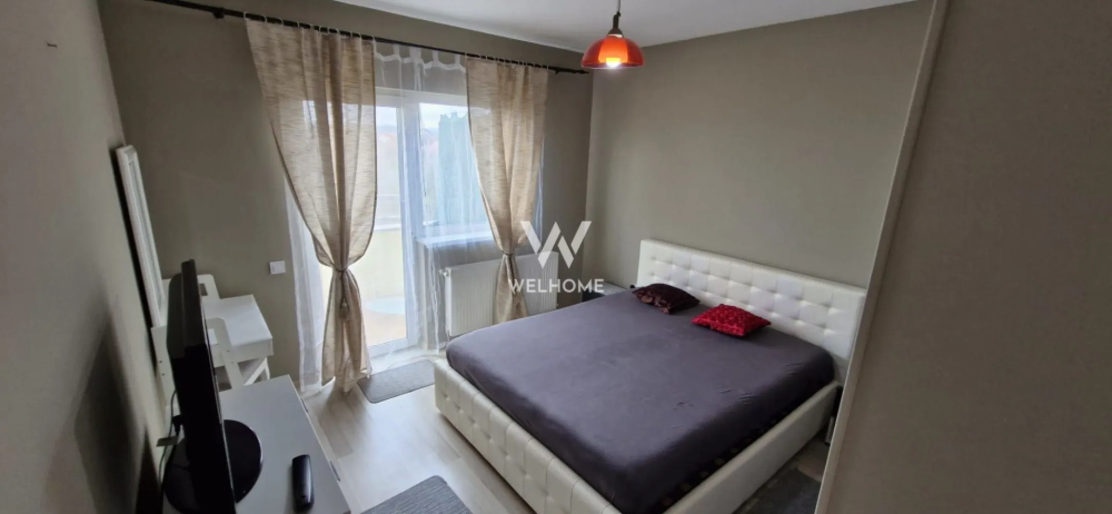 Apartament 3 camere de vânzare – Șelimbăr, str. Pictor Brana - Vă propunem spre vânzare un apartament modern cu 3 camere, situat în Șelimbăr, pe strada Pictor Brana, într-o zonă liniștită și bine conectată la oraș. Apartamentul are o suprafață utilă de 53 mp, la care se adaugă un balcon generos de 11 mp, fiind amplasat la etajul 2 al imobilului. Se vinde complet mobilat și utilat, exact ca în fotografii – ideal pentru mutare imediată sau investiție. Compartimentare practică: living open space cu bucătărie, 2 dormitoare, baie, balcon spațios. Locuința beneficiază de loc de parcare inclus, un avantaj important în zonă. Preț: 121.900 euro cash/credit Pentru mai multe detalii sau pentru programarea unei vizionări, nu ezitați să mă contactați. }}