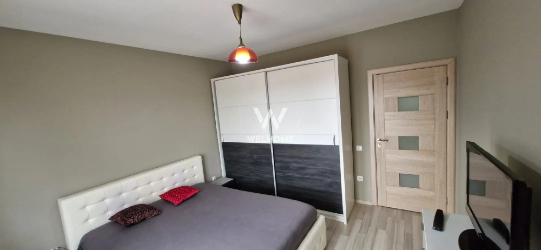 Apartament 3 camere de vânzare – Șelimbăr, str. Pictor Brana - Vă propunem spre vânzare un apartament modern cu 3 camere, situat în Șelimbăr, pe strada Pictor Brana, într-o zonă liniștită și bine conectată la oraș. Apartamentul are o suprafață utilă de 53 mp, la care se adaugă un balcon generos de 11 mp, fiind amplasat la etajul 2 al imobilului. Se vinde complet mobilat și utilat, exact ca în fotografii – ideal pentru mutare imediată sau investiție. Compartimentare practică: living open space cu bucătărie, 2 dormitoare, baie, balcon spațios. Locuința beneficiază de loc de parcare inclus, un avantaj important în zonă. Preț: 121.900 euro cash/credit Pentru mai multe detalii sau pentru programarea unei vizionări, nu ezitați să mă contactați. }}