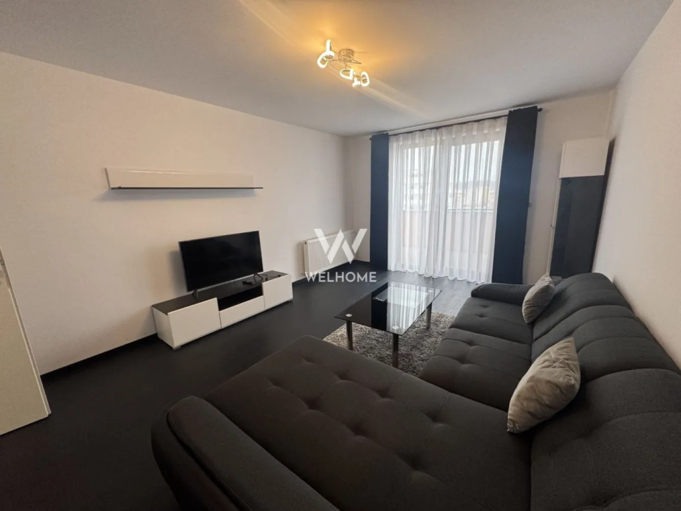 Penthouse de inchiriat, Doamna Stanca Sibiu - Va oferim spre inchiriere un apartament spatios, de tip penthouse, cu 2 terase, situat pe strada Doamna Stanca, intr-un bloc nou, aproape de magazine, gradinita, restaurante, centre comerciale Suprafata utila: 100mp Compartimentare: Hol generos, bucatarie cu zona de dining, baie cu cada, living cu iesire pe terasa (poate fi utilizat ca si dormitor), 2 dormitoare dintre care unul cu baie proprie si dressing. Apartamentul este disponibil imediat, ready to move Dispunde de 2 locuri de parcare. Pret inchiriere: 900 euro/luna Comision agentie: 50% din contravaloarea unei chirii Detalii si vizionari: 0752.088.381- Roxana }}