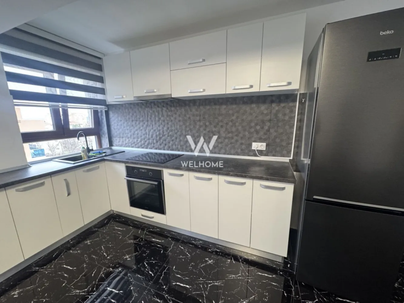 Penthouse de inchiriat, Doamna Stanca Sibiu - Va oferim spre inchiriere un apartament spatios, de tip penthouse, cu 2 terase, situat pe strada Doamna Stanca, intr-un bloc nou, aproape de magazine, gradinita, restaurante, centre comerciale Suprafata utila: 100mp Compartimentare: Hol generos, bucatarie cu zona de dining, baie cu cada, living cu iesire pe terasa (poate fi utilizat ca si dormitor), 2 dormitoare dintre care unul cu baie proprie si dressing. Apartamentul este disponibil imediat, ready to move Dispunde de 2 locuri de parcare. Pret inchiriere: 900 euro/luna Comision agentie: 50% din contravaloarea unei chirii Detalii si vizionari: 0752.088.381- Roxana }}