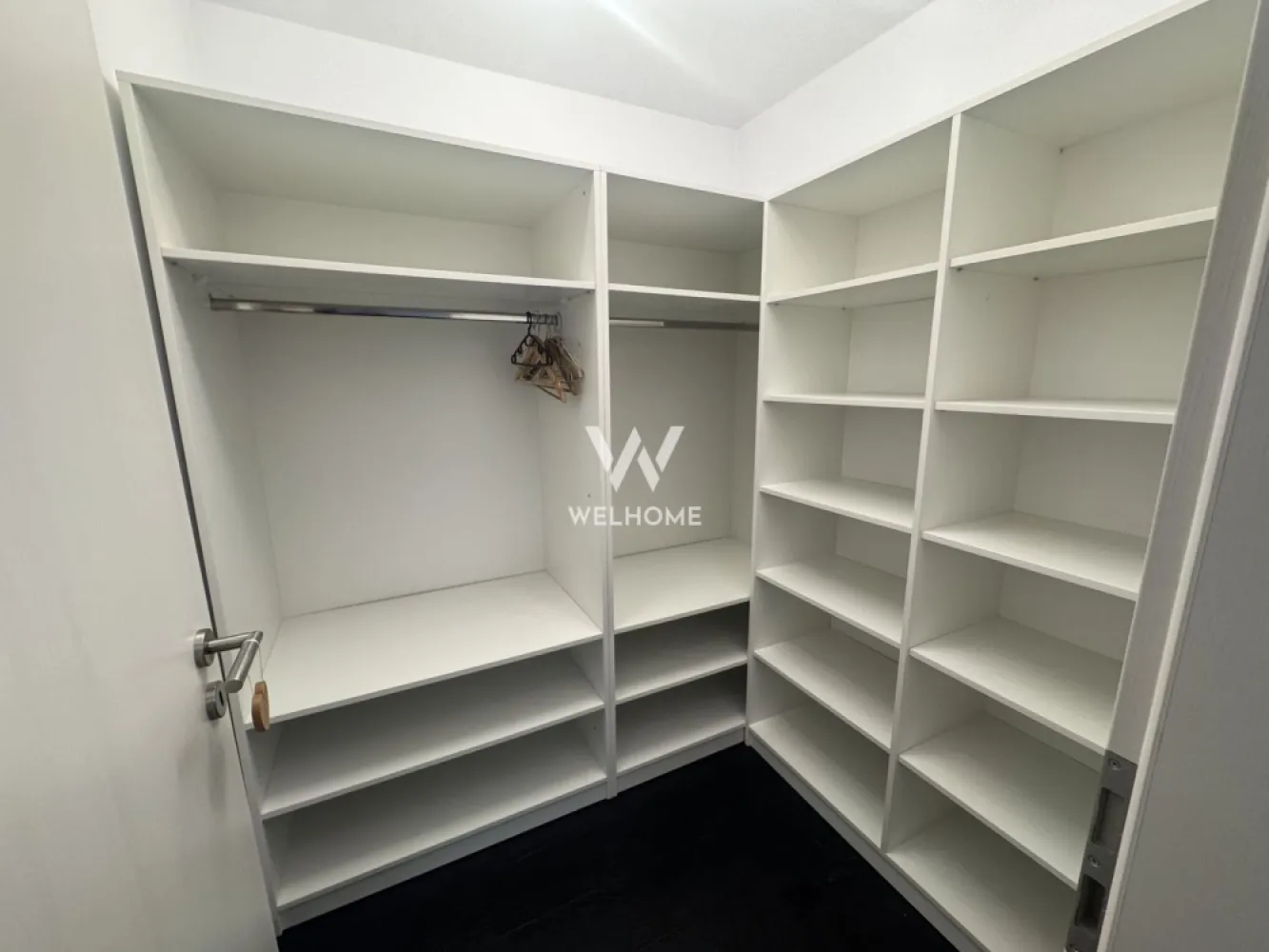 Penthouse de inchiriat, Doamna Stanca Sibiu - Va oferim spre inchiriere un apartament spatios, de tip penthouse, cu 2 terase, situat pe strada Doamna Stanca, intr-un bloc nou, aproape de magazine, gradinita, restaurante, centre comerciale Suprafata utila: 100mp Compartimentare: Hol generos, bucatarie cu zona de dining, baie cu cada, living cu iesire pe terasa (poate fi utilizat ca si dormitor), 2 dormitoare dintre care unul cu baie proprie si dressing. Apartamentul este disponibil imediat, ready to move Dispunde de 2 locuri de parcare. Pret inchiriere: 900 euro/luna Comision agentie: 50% din contravaloarea unei chirii Detalii si vizionari: 0752.088.381- Roxana }}