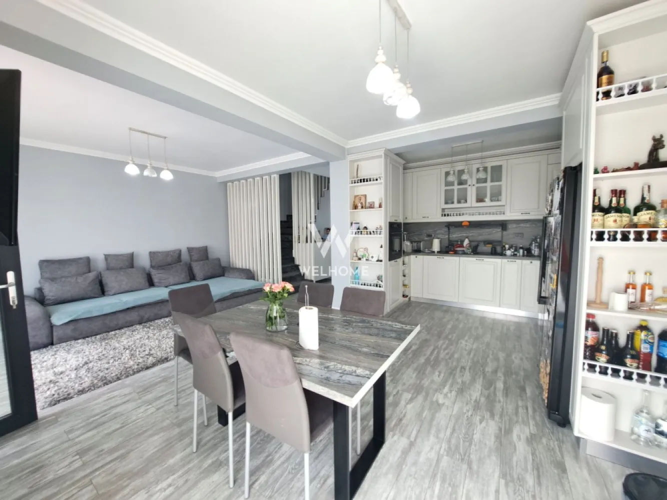 Casa 4 dormitoare, 2 bai - Sibiu, Cisnadioara - Casa in Cisnadioara limita cu Cisnadie, in apropiere de Spa Aria, panorama munti si padure Detine toate utilitatile - apa, canalizare, gaz, curent + panouri fotovoltaice NOU instalate 12 buc - 5 kw O casa frumos amenajata, camere mari bine repartizate - isi cauta noii proprietari - Suprafata utila: 120 mp la care se adauga terasele la parter 15 mp si balcoanele la etaj 19 mp - Suprafata teren: 276 mp Compartimentarea practica asigura confortul locativ, necesar familiei: - Parter: hol acces de tip L, baie cu dus, living/salon cu zona de servire a mesei si bucataria, dormitor/camera oaspeti, spatiu depozitare - Etaj: hol, dormitor principal cu terasa circulara, 2 dormitoare secundare cu balcon, dressing si baie cu cada - Pod inalt pentru depozitare - acces scara batanta Livingul are iesire la terasa si de aici se coboara spre curte unde este amenajata zona de grill/barbeque, chiuveta, blat de lucru Bucataria este dotata cu tot necesarul -plita, cuptor, hota, masina vase, frigider mare, mobilier cu multe spatii depozitare Curtea are pavaj si zone verzi, sub scari fiind creat depozit Casa cu ferestre ample, amenajari moderne si spatii functionale, se vinde mobilata, asa cum se vede in imagini PRET: 255,000 EURO Diana: 0746.107.600 }}