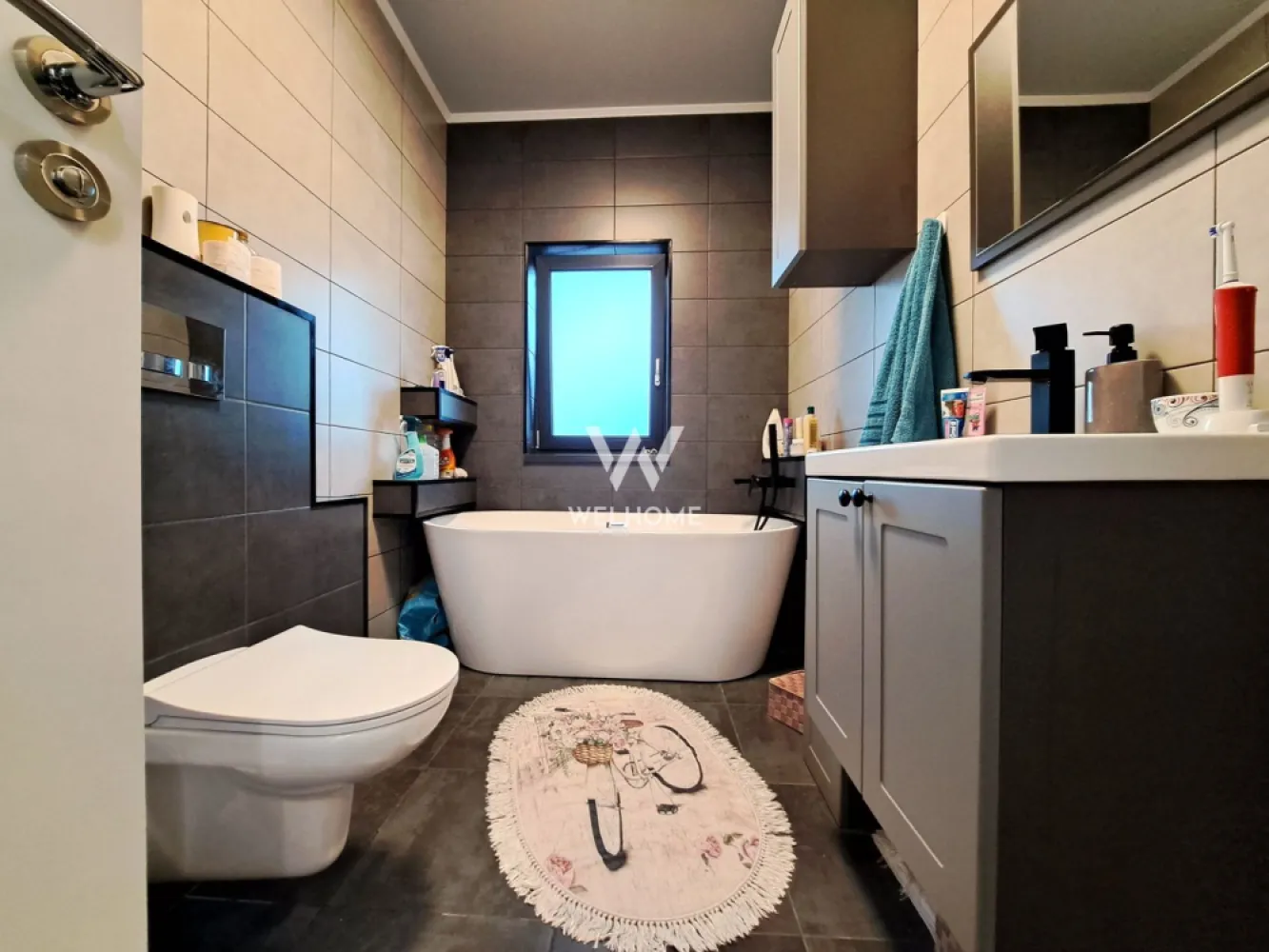 Casa 4 dormitoare, 2 bai - Sibiu, Cisnadioara - Casa in Cisnadioara limita cu Cisnadie, in apropiere de Spa Aria, panorama munti si padure Detine toate utilitatile - apa, canalizare, gaz, curent + panouri fotovoltaice NOU instalate 12 buc - 5 kw O casa frumos amenajata, camere mari bine repartizate - isi cauta noii proprietari - Suprafata utila: 120 mp la care se adauga terasele la parter 15 mp si balcoanele la etaj 19 mp - Suprafata teren: 276 mp Compartimentarea practica asigura confortul locativ, necesar familiei: - Parter: hol acces de tip L, baie cu dus, living/salon cu zona de servire a mesei si bucataria, dormitor/camera oaspeti, spatiu depozitare - Etaj: hol, dormitor principal cu terasa circulara, 2 dormitoare secundare cu balcon, dressing si baie cu cada - Pod inalt pentru depozitare - acces scara batanta Livingul are iesire la terasa si de aici se coboara spre curte unde este amenajata zona de grill/barbeque, chiuveta, blat de lucru Bucataria este dotata cu tot necesarul -plita, cuptor, hota, masina vase, frigider mare, mobilier cu multe spatii depozitare Curtea are pavaj si zone verzi, sub scari fiind creat depozit Casa cu ferestre ample, amenajari moderne si spatii functionale, se vinde mobilata, asa cum se vede in imagini PRET: 255,000 EURO Diana: 0746.107.600 }}