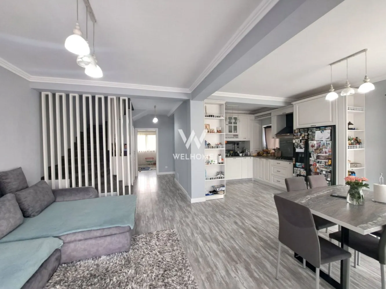 Casa 4 dormitoare, 2 bai - Sibiu, Cisnadioara - Casa in Cisnadioara limita cu Cisnadie, in apropiere de Spa Aria, panorama munti si padure Detine toate utilitatile - apa, canalizare, gaz, curent + panouri fotovoltaice NOU instalate 12 buc - 5 kw O casa frumos amenajata, camere mari bine repartizate - isi cauta noii proprietari - Suprafata utila: 120 mp la care se adauga terasele la parter 15 mp si balcoanele la etaj 19 mp - Suprafata teren: 276 mp Compartimentarea practica asigura confortul locativ, necesar familiei: - Parter: hol acces de tip L, baie cu dus, living/salon cu zona de servire a mesei si bucataria, dormitor/camera oaspeti, spatiu depozitare - Etaj: hol, dormitor principal cu terasa circulara, 2 dormitoare secundare cu balcon, dressing si baie cu cada - Pod inalt pentru depozitare - acces scara batanta Livingul are iesire la terasa si de aici se coboara spre curte unde este amenajata zona de grill/barbeque, chiuveta, blat de lucru Bucataria este dotata cu tot necesarul -plita, cuptor, hota, masina vase, frigider mare, mobilier cu multe spatii depozitare Curtea are pavaj si zone verzi, sub scari fiind creat depozit Casa cu ferestre ample, amenajari moderne si spatii functionale, se vinde mobilata, asa cum se vede in imagini PRET: 255,000 EURO Diana: 0746.107.600 }}