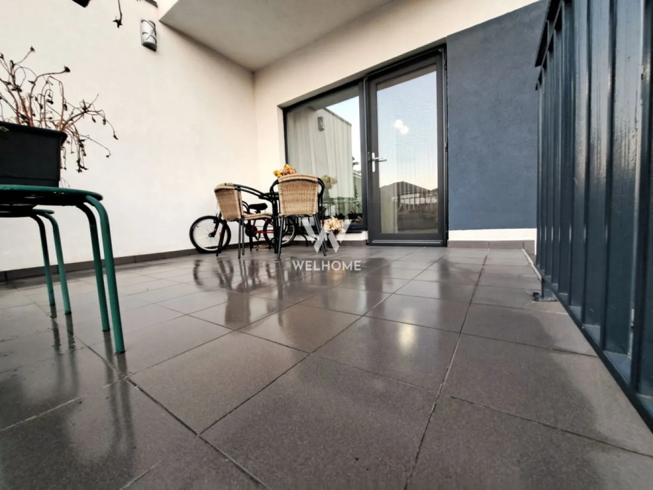 Casa 4 dormitoare, 2 bai - Sibiu, Cisnadioara - Casa in Cisnadioara limita cu Cisnadie, in apropiere de Spa Aria, panorama munti si padure Detine toate utilitatile - apa, canalizare, gaz, curent + panouri fotovoltaice NOU instalate 12 buc - 5 kw O casa frumos amenajata, camere mari bine repartizate - isi cauta noii proprietari - Suprafata utila: 120 mp la care se adauga terasele la parter 15 mp si balcoanele la etaj 19 mp - Suprafata teren: 276 mp Compartimentarea practica asigura confortul locativ, necesar familiei: - Parter: hol acces de tip L, baie cu dus, living/salon cu zona de servire a mesei si bucataria, dormitor/camera oaspeti, spatiu depozitare - Etaj: hol, dormitor principal cu terasa circulara, 2 dormitoare secundare cu balcon, dressing si baie cu cada - Pod inalt pentru depozitare - acces scara batanta Livingul are iesire la terasa si de aici se coboara spre curte unde este amenajata zona de grill/barbeque, chiuveta, blat de lucru Bucataria este dotata cu tot necesarul -plita, cuptor, hota, masina vase, frigider mare, mobilier cu multe spatii depozitare Curtea are pavaj si zone verzi, sub scari fiind creat depozit Casa cu ferestre ample, amenajari moderne si spatii functionale, se vinde mobilata, asa cum se vede in imagini PRET: 255,000 EURO Diana: 0746.107.600 }}