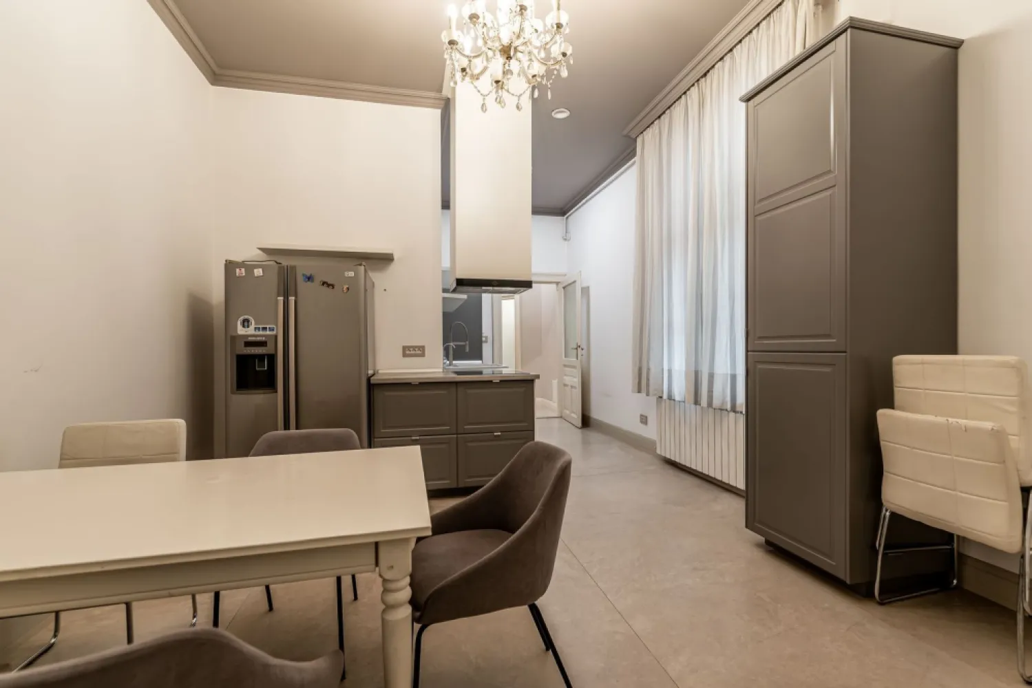 Apartament spatios cu 3 camere de LUX pe Metianu Comision 0 - Comision 0%
Descoperă eleganța și rafinamentul într-un apartament spectaculos, situat la etajul 1, cu o compartimentare inteligentă și finisaje premium.

🏡 Detalii care fac diferența:
✔️ 3 camere spațioase, luminoase și moderne
✔️ 2 băi
✔️ Centrală proprie pe gaz – confort și eficiență energetică
✔️ Terasă generoasă, ideală pentru relaxare sau seri elegante
✔️ Suprafață utilă: 145 mp – un spațiu rar întâlnit în oraș

📍 Localizare excelentă pe strada Metianu, într-o zonă liniștită și accesibilă, aproape de principalele puncte de interes.

Un apartament de lux, creat pentru cei care apreciază calitatea și confortul absolut.

📞 Pentru detalii și programarea unei vizionări:
Blaga Flavius – 0754467525 Consultant imobiliar acreditat APAIR (Asociația Profesională a Agenților Imobiliari din România)

Nu dispui de toată suma? Te ajutăm noi gratuit! Îți obținem oferte de la 16 bănci.
Ai o proprietate de vânzare în Arad și vrei să știi cât valorează cu adevărat?

Birou: ACASĂ | Agenție imobiliară Arad
Adresă: Bulevardul Decebal 2, Arad 310133