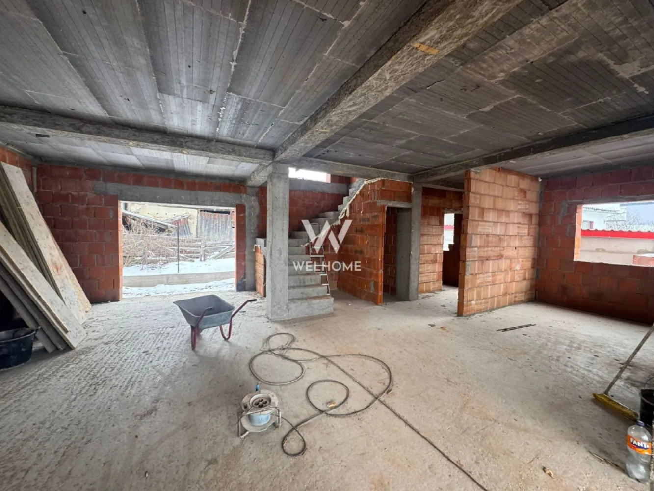 Casa individuala Selimbar, Sibiu COMISION 0 - Casa individuala , teren generos, situata in zona Primariei din Selimbar. Comision zero la achizitie, predare vara 2026 Suprafata utila : 120mp +pod Suprafata teren: 420mp Compartimentare: Parter - hol, baie, spatiu tehnic , bucatarie open space cu living si acces pe o terasa coperita. Etaj:3 dormitoare, hol si baie Pod - spatiu depozitare sau poate fi adaptat - prevazut cu 2 geamuri tip iluminator si instalatie electrica. Predare INTERIOR la stadiu de ALB: pereti finisati cu lavabila, centrala termica, incalzire in pardoseala, termostate in fiecare incapere, instalatii sanitare si electrice pe pozitie, geamuri termopan 5 camere, 3 foi de sticla Exterior casa la CHEIE: izolatie polistiren 10cm, decorativa, pervaze geamuri, alimentare pentru camere de supraveghere si alarma, poarta acces pietonal si auto, curte pavata cale acces pietonal si parcare auto. Pret: 255000 euro (cash sau credit bancar) Detalii si vizionari: 0752.088.381- Roxana }}