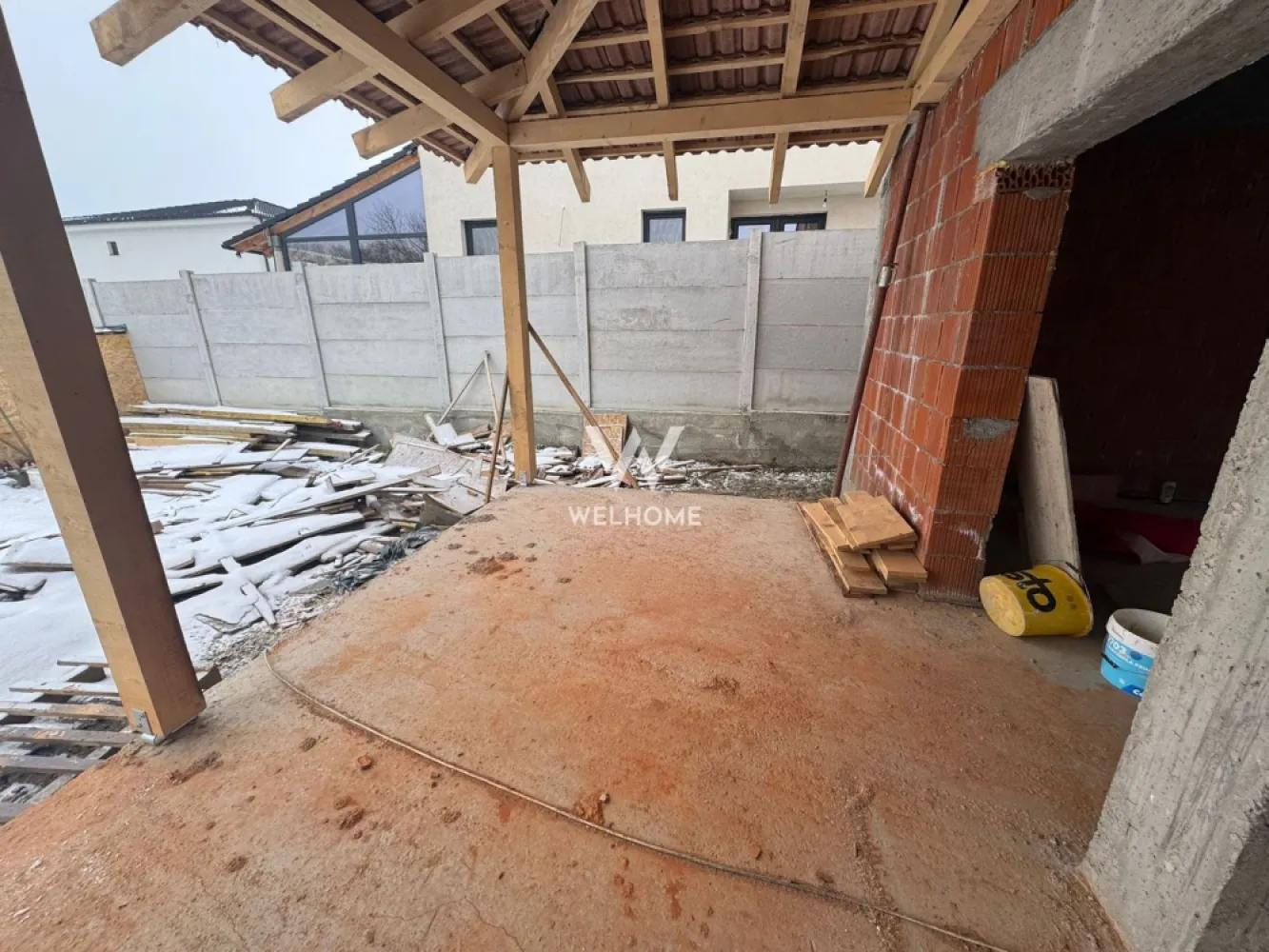 Casa individuala Selimbar, Sibiu COMISION 0 - Casa individuala , teren generos, situata in zona Primariei din Selimbar. Comision zero la achizitie, predare vara 2026 Suprafata utila : 120mp +pod Suprafata teren: 420mp Compartimentare: Parter - hol, baie, spatiu tehnic , bucatarie open space cu living si acces pe o terasa coperita. Etaj:3 dormitoare, hol si baie Pod - spatiu depozitare sau poate fi adaptat - prevazut cu 2 geamuri tip iluminator si instalatie electrica. Predare INTERIOR la stadiu de ALB: pereti finisati cu lavabila, centrala termica, incalzire in pardoseala, termostate in fiecare incapere, instalatii sanitare si electrice pe pozitie, geamuri termopan 5 camere, 3 foi de sticla Exterior casa la CHEIE: izolatie polistiren 10cm, decorativa, pervaze geamuri, alimentare pentru camere de supraveghere si alarma, poarta acces pietonal si auto, curte pavata cale acces pietonal si parcare auto. Pret: 255000 euro (cash sau credit bancar) Detalii si vizionari: 0752.088.381- Roxana }}