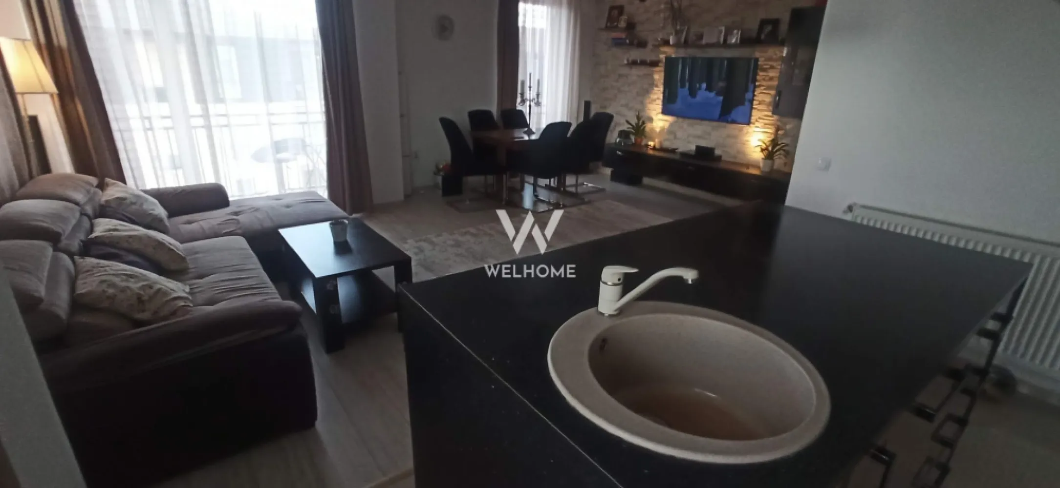 Apartament modern, 3 camere, SELIMBAR - Apartament 3 camere, 78 mp, etaj 2/2 – 2 dormitoare, 2 băi, 2 balcoane, complet mobilat și utilat, cu pod mare și 2 locuri de parcare Vă prezentăm spre vânzare un apartament de 3 camere, situat la etajul 2 al unui imobil cu 2 etaje, amplasat într-o zonă liniștită, în imediata apropiere a aleii pietonale. Locuința are o suprafață utilă de 78 mp și este compartimentată eficient în living, două dormitoare, bucătărie, două băi, două balcoane și hol. Un avantaj important îl reprezintă podul generos, cu acces direct din apartament, ideal pentru depozitare sau extindere. Apartamentul se vinde complet mobilat și utilat, fiind pregătit pentru mutare imediată. În preț sunt incluse două locuri de parcare, oferind un confort esențial pentru locatari. Proprietatea este luminoasă, bine întreținută și reprezintă o alegere excelentă atât pentru locuire, cât și pentru investiție. Tel: 0740154900 }}