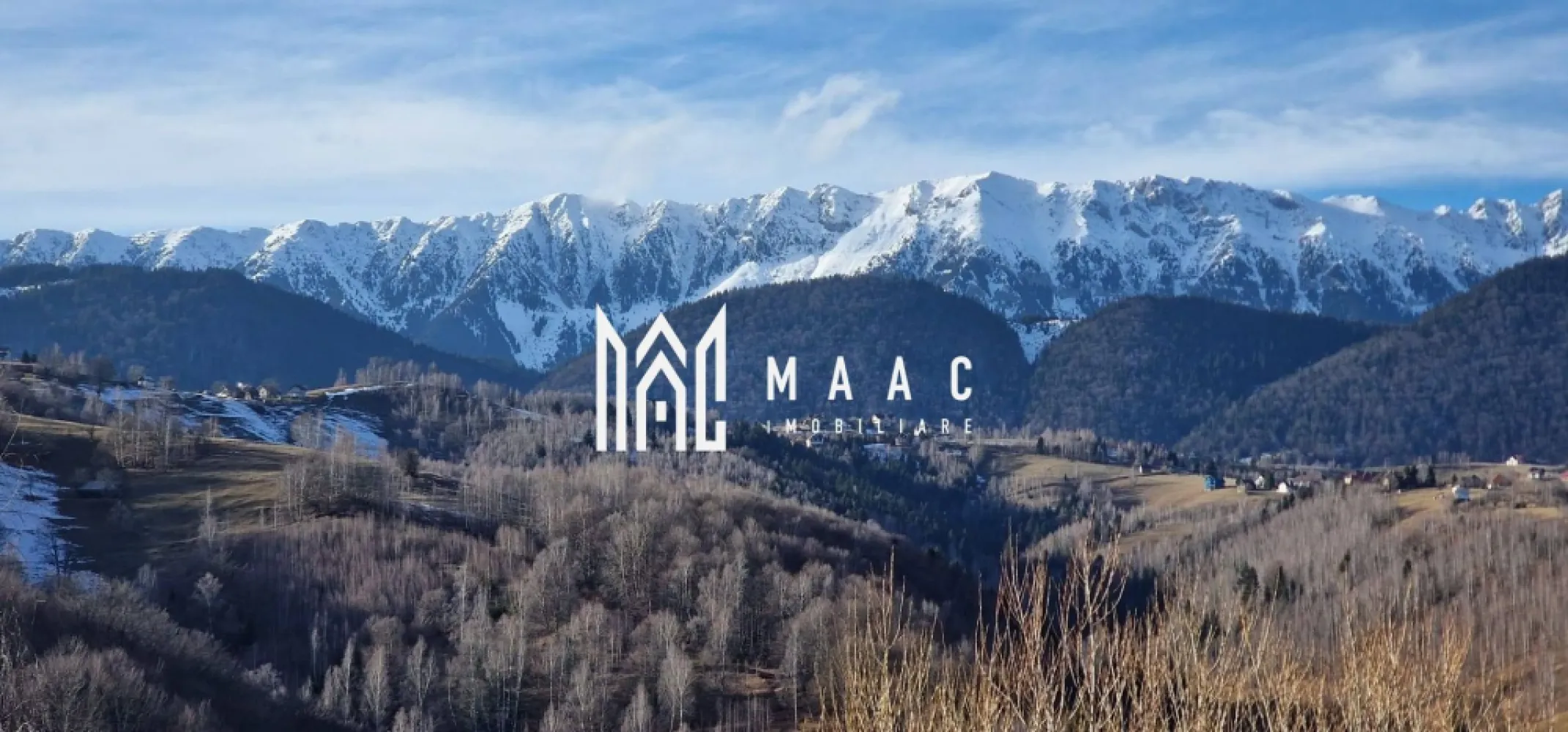 Refugiu în Inima Munților I Casa in Moeciu I Bran - MAAC Imobiliare va ofera la poalele Piatra Craiului, cu Bucegii ca gardieni în spate, se ascunde o casă care nu este doar o proprietate, ci o poartă spre altă viață. În satul Pestera, comuna Moieciu-Bran, accesul este un vis pentru oricine: asfaltul se întinde până la 100 metri de prag, lăsând doar un scurt, pastoral drum către liniște.

Curtea, terasată cu măiestrie, se desfășoară pe circa 400 de metri pătrați, o scenă naturală pregătită pentru grătare sub stele, sau pentru contemplarea unui peisaj care, într-adevăr, „taie răsuflarea”. Priveliștea este un amestec de vârfuri ascuțite și păduri dense, o pictură vie care se schimbă cu fiecare ceas.

Casa însăși, solidă și primitoare, oferă trei dormitoare, trei băi, o bucătarie și un living spațios – suficiente pentru o familie, pentru prieteni, pentru lăuntricul liniștit. Este un spațiu care nu doar găzduiește, ci inspiră.
Și totul, acest refugiu montan, este oferit pentru un preț corect. Un echivalent al unui apartament cu două camere în aglomerarea unui mare oraș. Dar comparația se oprește la cifre. Aici nu cumpărați doar metri pătrați; cumpărați o alternativă.
În vremuri normale, este un sanctuar, un loc mai frumos decât multe peisaje elvețiene, unde weekendurile se transformă în vacanțe și stresul se evaporă în aerul proaspăt.
În vremuri de necesitate, de urgență, această casă poate însemna altceva: siguranță. Autonomie. Viață la propriu. Este un punct de rezistență, cu acces facil, dar izolat suficient pentru a fi un bastion împotriva haosului lumii.
Aceasta nu este doar o investiție imobiliară. Este o investiție în viață, în pace, în posibilitatea de a avea, mereu, un refugiu în inima munților.
Pentru mai multe detalii precizati telefonic ca ati vazut anuntul cu ID CP2985848.