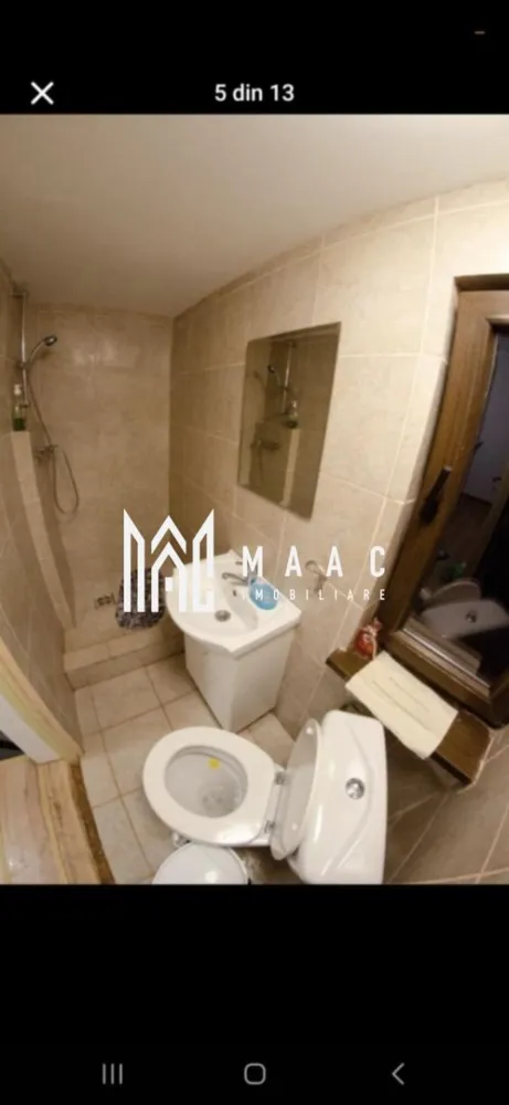 Refugiu în Inima Munților I Casa in Moeciu I Bran - MAAC Imobiliare va ofera la poalele Piatra Craiului, cu Bucegii ca gardieni în spate, se ascunde o casă care nu este doar o proprietate, ci o poartă spre altă viață. În satul Pestera, comuna Moieciu-Bran, accesul este un vis pentru oricine: asfaltul se întinde până la 100 metri de prag, lăsând doar un scurt, pastoral drum către liniște.

Curtea, terasată cu măiestrie, se desfășoară pe circa 400 de metri pătrați, o scenă naturală pregătită pentru grătare sub stele, sau pentru contemplarea unui peisaj care, într-adevăr, „taie răsuflarea”. Priveliștea este un amestec de vârfuri ascuțite și păduri dense, o pictură vie care se schimbă cu fiecare ceas.

Casa însăși, solidă și primitoare, oferă trei dormitoare, trei băi, o bucătarie și un living spațios – suficiente pentru o familie, pentru prieteni, pentru lăuntricul liniștit. Este un spațiu care nu doar găzduiește, ci inspiră.
Și totul, acest refugiu montan, este oferit pentru un preț corect. Un echivalent al unui apartament cu două camere în aglomerarea unui mare oraș. Dar comparația se oprește la cifre. Aici nu cumpărați doar metri pătrați; cumpărați o alternativă.
În vremuri normale, este un sanctuar, un loc mai frumos decât multe peisaje elvețiene, unde weekendurile se transformă în vacanțe și stresul se evaporă în aerul proaspăt.
În vremuri de necesitate, de urgență, această casă poate însemna altceva: siguranță. Autonomie. Viață la propriu. Este un punct de rezistență, cu acces facil, dar izolat suficient pentru a fi un bastion împotriva haosului lumii.
Aceasta nu este doar o investiție imobiliară. Este o investiție în viață, în pace, în posibilitatea de a avea, mereu, un refugiu în inima munților.
Pentru mai multe detalii precizati telefonic ca ati vazut anuntul cu ID CP2985848.