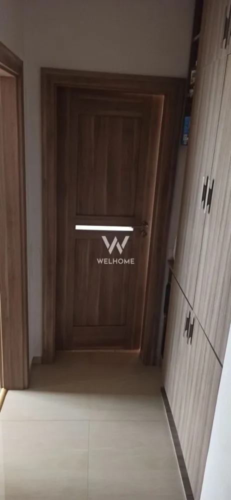 Apartament modern, 3 camere, SELIMBAR - Apartament 3 camere, 78 mp, etaj 2/2 – 2 dormitoare, 2 băi, 2 balcoane, complet mobilat și utilat, cu pod mare și 2 locuri de parcare Vă prezentăm spre vânzare un apartament de 3 camere, situat la etajul 2 al unui imobil cu 2 etaje, amplasat într-o zonă liniștită, în imediata apropiere a aleii pietonale. Locuința are o suprafață utilă de 78 mp și este compartimentată eficient în living, două dormitoare, bucătărie, două băi, două balcoane și hol. Un avantaj important îl reprezintă podul generos, cu acces direct din apartament, ideal pentru depozitare sau extindere. Apartamentul se vinde complet mobilat și utilat, fiind pregătit pentru mutare imediată. În preț sunt incluse două locuri de parcare, oferind un confort esențial pentru locatari. Proprietatea este luminoasă, bine întreținută și reprezintă o alegere excelentă atât pentru locuire, cât și pentru investiție. Tel: 0740154900 }}