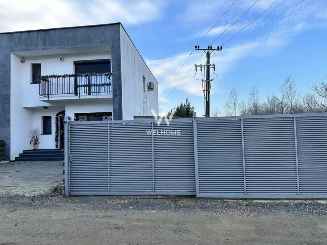 Casă modernă, garaj și curte amenajată – Șelimbăr - Descoperă o locuință luminoasă și spațioasă, situată într-o zonă liniștită și exclusiv rezidențială de case noi din Șelimbăr – ideală pentru o familie care își dorește confort, intimitate și acces rapid către oraș. Proprietatea dispune de un teren de 318 mp, o suprafață construită la sol de 92 mp și o suprafață desfășurată de 183 mp, totalizând aproximativ 150 mp utili. Casa este construită în 2016, structurată pe Parter + Etaj, și se predă la cheie, complet finisată. Compartimentare inteligentă: Parter: hol generos, baie, bucătărie + living open-space, dressing, casă a scării, terasă Etaj: hol, 3 camere fiecare cu balcon si 2 băi Exterior & facilități: garaj, curte amenajată, ideală pentru relaxare, 4 locuri de parcare, imprejmuire realizată + poartă pietonală și auto, toate utilitățile disponibile. O casă complet funcțională, bine compartimentată și foarte luminoasă – perfectă pentru cei care caută un echilibru între liniște și proximitatea față de Sibiu. Pret: 255 000 EURO Telefon: 0756 094 405 }}