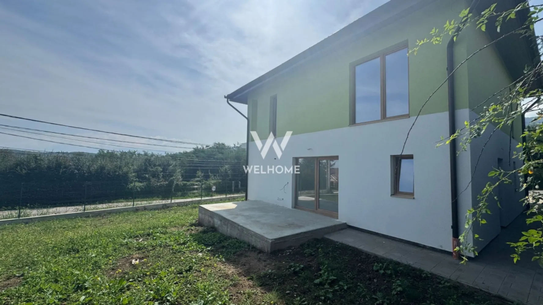 Casa individuala in Tocile - Sibiu - Casa cu priveliste catre munti, pozitionata pe soare, carport pentru masina si cu acces de la 2 strazi. Cu acces de la strada asfaltata si intr-o zona linistita, casa vine cu curtea la cheie, pavaj acces auto si pietonal. Are o suprafata utila de 135mp distribuiti pe 2 nivele. Parter: hol mare de acces, bucatarie separata, living, baie mare, camera tehnica. ETAJ: 3 dormitoare, hol mare spatios, baie mare, pod cu acces pentru depozitare. Se preda cu toate utilitatile: apa, curent, fosa septica/canalizare De mentionat ca in zona este aprobat proiectul de gaz. Casa va avea dubla functionalitate ca si metoda de caldura. Interiorul casei se preda la ALB: pereți tencuiți, gletuiți, plus strat de lavabila, pardoseala cu șapă mecanizată, instalații electrice, tablou electric curenți tari și curenți slabi, instalație sanitară completă, fără obiecte sanitare, încălzire în pardoseală TECE, pompa de caldura. infrastructură cablatăpentru termostate, ușă la intrare. Exteriorul casei de preda la CHEIE: Fațada cu tencuială decorativă in 2 culori, tâmplărie din PVC cu 3 foi de sticlă și profil de 5 camere culoare deosebita, glafuri la geamuri, pe exterior, gard metalic cu fundatie beton, cu poartă de acces pietonală, carport lemn cu acces direct pentru 2 autoturisme, pavaj. Imobilul este situat in zona de case si cabane, unde toate locuintele beneficiaza de priveliste si liniste. Termen de predare - August 2025. Pret: 279.000 euro negociabil. }}