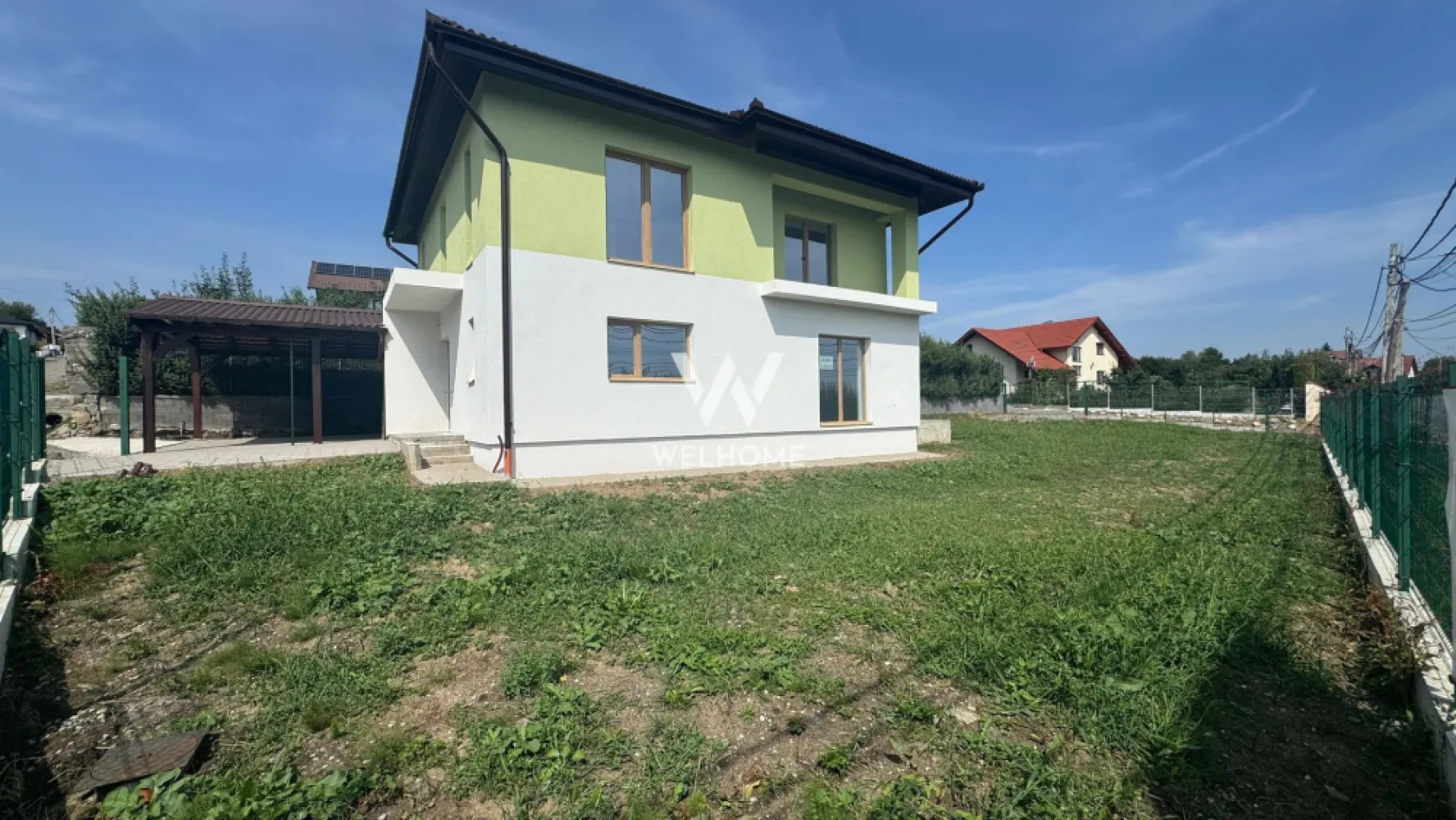 Casa individuala in Tocile - Sibiu - Casa cu priveliste catre munti, pozitionata pe soare, carport pentru masina si cu acces de la 2 strazi. Cu acces de la strada asfaltata si intr-o zona linistita, casa vine cu curtea la cheie, pavaj acces auto si pietonal. Are o suprafata utila de 135mp distribuiti pe 2 nivele. Parter: hol mare de acces, bucatarie separata, living, baie mare, camera tehnica. ETAJ: 3 dormitoare, hol mare spatios, baie mare, pod cu acces pentru depozitare. Se preda cu toate utilitatile: apa, curent, fosa septica/canalizare De mentionat ca in zona este aprobat proiectul de gaz. Casa va avea dubla functionalitate ca si metoda de caldura. Interiorul casei se preda la ALB: pereți tencuiți, gletuiți, plus strat de lavabila, pardoseala cu șapă mecanizată, instalații electrice, tablou electric curenți tari și curenți slabi, instalație sanitară completă, fără obiecte sanitare, încălzire în pardoseală TECE, pompa de caldura. infrastructură cablatăpentru termostate, ușă la intrare. Exteriorul casei de preda la CHEIE: Fațada cu tencuială decorativă in 2 culori, tâmplărie din PVC cu 3 foi de sticlă și profil de 5 camere culoare deosebita, glafuri la geamuri, pe exterior, gard metalic cu fundatie beton, cu poartă de acces pietonală, carport lemn cu acces direct pentru 2 autoturisme, pavaj. Imobilul este situat in zona de case si cabane, unde toate locuintele beneficiaza de priveliste si liniste. Termen de predare - August 2025. Pret: 279.000 euro negociabil. }}