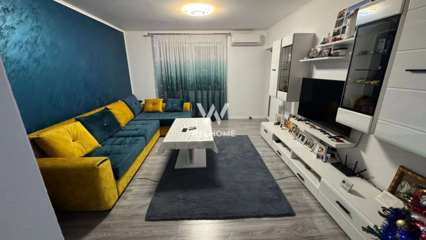 Apartament cu 3 camere, 72 mp utili + terasă 12 mp - Tiberiu Ricci - Vă propunem spre vânzare un apartament spațios și foarte bine compartimentat, situat într-o zonă liniștită și apreciată – strada Tiberiu Ricci. Proprietatea se află la etajul 1 al unui imobil îngrijit și oferă o suprafață utilă de 72 mp, la care se adaugă o terasă generoasă de 12 mp, ideală pentru relaxare. Compartimentare: Living luminos și primitor, bucătărie separată, complet mobilată și utilată, 2 dormitoare amenajate cu mobilier de calitate, baie modernă, dressing spațios. Apartamentul se vinde mobilat și utilat complet, fiind pregătit pentru mutare imediată. Dispune de centrală proprie cu calorifere, aer condiționat, electrocasnice moderne și finisaje contemporane. Mobilierul este bine întreținut, iar spațiile sunt gândite pentru confort maxim și funcționalitate. Un mare avantaj este existența a 2 locuri de parcare incluse în preț, un beneficiu rar întâlnit în zonă. Preț: 175.000 euro – negociabil Se poate achizitiona si cu credit ipotecar! }}