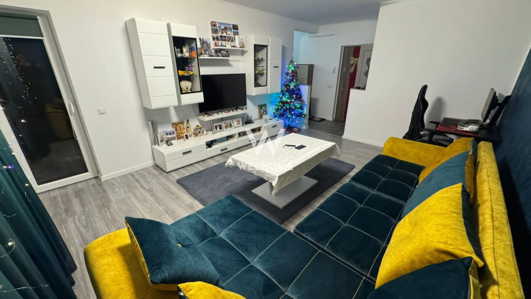 Apartament cu 3 camere, 72 mp utili + terasă 12 mp - Tiberiu Ricci - Vă propunem spre vânzare un apartament spațios și foarte bine compartimentat, situat într-o zonă liniștită și apreciată – strada Tiberiu Ricci. Proprietatea se află la etajul 1 al unui imobil îngrijit și oferă o suprafață utilă de 72 mp, la care se adaugă o terasă generoasă de 12 mp, ideală pentru relaxare. Compartimentare: Living luminos și primitor, bucătărie separată, complet mobilată și utilată, 2 dormitoare amenajate cu mobilier de calitate, baie modernă, dressing spațios. Apartamentul se vinde mobilat și utilat complet, fiind pregătit pentru mutare imediată. Dispune de centrală proprie cu calorifere, aer condiționat, electrocasnice moderne și finisaje contemporane. Mobilierul este bine întreținut, iar spațiile sunt gândite pentru confort maxim și funcționalitate. Un mare avantaj este existența a 2 locuri de parcare incluse în preț, un beneficiu rar întâlnit în zonă. Preț: 175.000 euro – negociabil Se poate achizitiona si cu credit ipotecar! }}