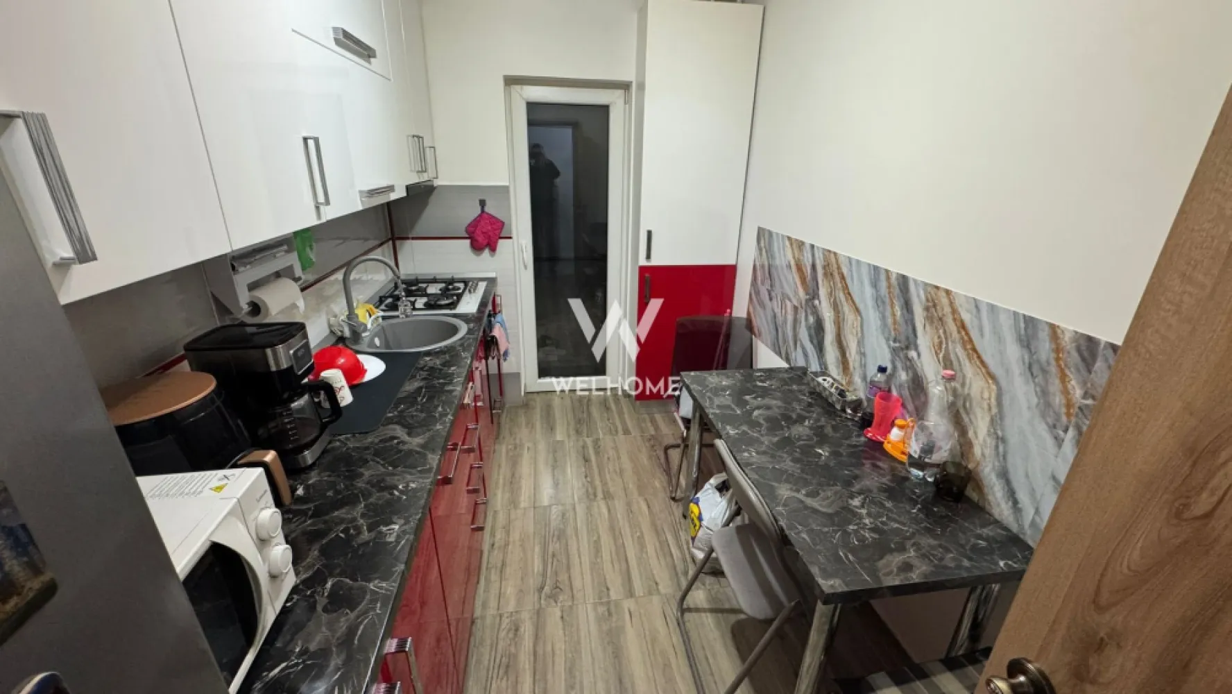 Apartament cu 3 camere, 72 mp utili + terasă 12 mp - Tiberiu Ricci - Vă propunem spre vânzare un apartament spațios și foarte bine compartimentat, situat într-o zonă liniștită și apreciată – strada Tiberiu Ricci. Proprietatea se află la etajul 1 al unui imobil îngrijit și oferă o suprafață utilă de 72 mp, la care se adaugă o terasă generoasă de 12 mp, ideală pentru relaxare. Compartimentare: Living luminos și primitor, bucătărie separată, complet mobilată și utilată, 2 dormitoare amenajate cu mobilier de calitate, baie modernă, dressing spațios. Apartamentul se vinde mobilat și utilat complet, fiind pregătit pentru mutare imediată. Dispune de centrală proprie cu calorifere, aer condiționat, electrocasnice moderne și finisaje contemporane. Mobilierul este bine întreținut, iar spațiile sunt gândite pentru confort maxim și funcționalitate. Un mare avantaj este existența a 2 locuri de parcare incluse în preț, un beneficiu rar întâlnit în zonă. Preț: 175.000 euro – negociabil Se poate achizitiona si cu credit ipotecar! }}