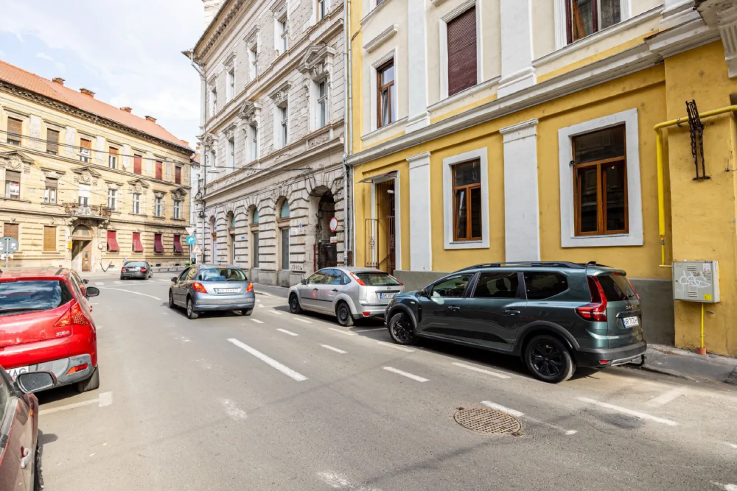 Spațiu comercial strada Episcopiei nr 1, Pregătit pt afacerea ta! - Vă propun spre achiziție un spațiu comercial într-o locație cu vad intens și accesibilitate maximă?

Suprafața interioara a spațiului este de cca. 75 mp utili, situat la doar câțiva pași de Bulevardul Revoluției, Primaria Arad, una dintre cele mai circulate și apreciate zone ale orașului. 
Locația oferă acces direct din stradă, ideal pentru atragerea clienților cât și acces secundar din curtea imobilului.

Spațiul este amenajat pentru a funcționa ca salon de înfrumusețare, având branșamente la apă și scurgere, dar se poate adapta ușor pentru: magazin, cabinet medical, birou sau reprezentanță. 

Vizibilitatea excelentă și fluxul constant de pietoni și mașini transformă acest imobil într-o investiție sigură și profitabilă.

Nu rata ocazia de a-ți dezvolta afacerea într-un spațiu central, cu vad garantat!
📞 Contactează-mă telefonic Andrei Caracioni, 0757 662 907 pentru detalii și programarea unei vizionări.

Nu dispui de toată suma? Te ajutăm noi gratuit! Îți obținem oferte de la 16 bănci.

Ai o proprietate de vânzare în Arad și vrei să știi cât valorează cu adevărat?
Sună-mă pentru o evaluare gratuită, fără obligații.

Birou: ACASĂ | Agenție imobiliară Arad
Bulevardul Decebal 2, Arad 310133

Cod proprietaate: CP2674396