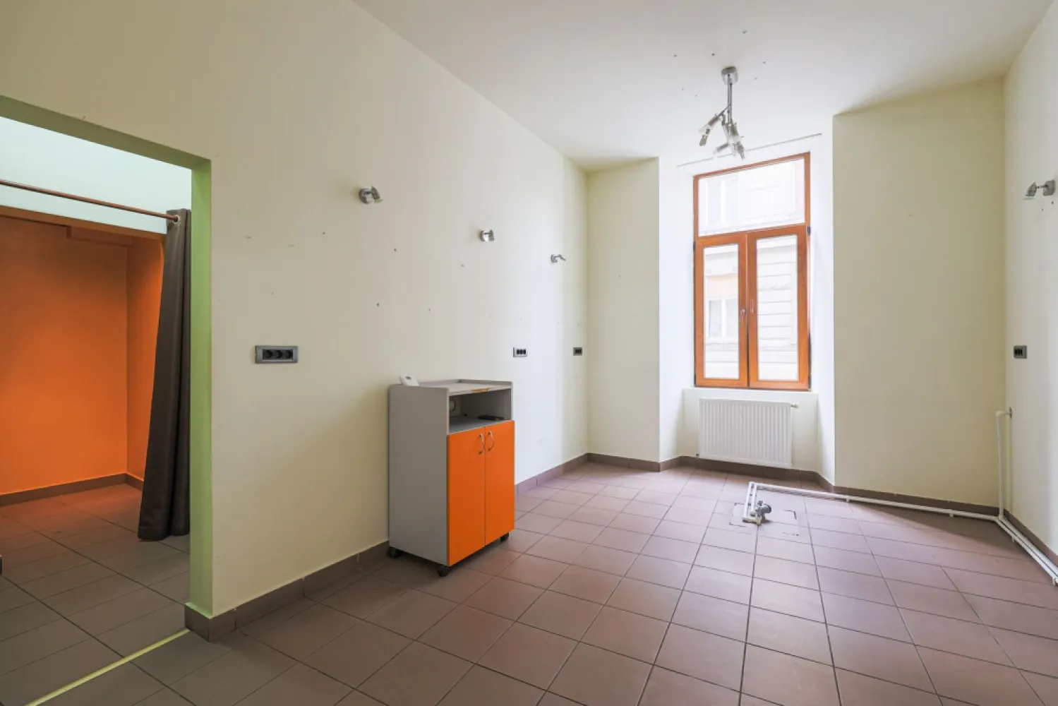 Spațiu comercial strada Episcopiei nr 1, Pregătit pt afacerea ta! - Vă propun spre achiziție un spațiu comercial într-o locație cu vad intens și accesibilitate maximă?

Suprafața interioara a spațiului este de cca. 75 mp utili, situat la doar câțiva pași de Bulevardul Revoluției, Primaria Arad, una dintre cele mai circulate și apreciate zone ale orașului. 
Locația oferă acces direct din stradă, ideal pentru atragerea clienților cât și acces secundar din curtea imobilului.

Spațiul este amenajat pentru a funcționa ca salon de înfrumusețare, având branșamente la apă și scurgere, dar se poate adapta ușor pentru: magazin, cabinet medical, birou sau reprezentanță. 

Vizibilitatea excelentă și fluxul constant de pietoni și mașini transformă acest imobil într-o investiție sigură și profitabilă.

Nu rata ocazia de a-ți dezvolta afacerea într-un spațiu central, cu vad garantat!
📞 Contactează-mă telefonic Andrei Caracioni, 0757 662 907 pentru detalii și programarea unei vizionări.

Nu dispui de toată suma? Te ajutăm noi gratuit! Îți obținem oferte de la 16 bănci.

Ai o proprietate de vânzare în Arad și vrei să știi cât valorează cu adevărat?
Sună-mă pentru o evaluare gratuită, fără obligații.

Birou: ACASĂ | Agenție imobiliară Arad
Bulevardul Decebal 2, Arad 310133

Cod proprietaate: CP2674396
