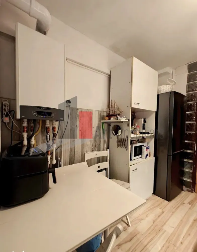 Apartament 3 Camere Rahova, Centrală Proprie – Mobilat Utilat parcare - Vă propunem spre vânzare un apartament cu 3 camere, situat la parterul unui bloc cu 8 etaje construit în 1982, în cartierul Rahova., pe strada Barca. Cu o suprafață utilă generoasă de 67 m², locuința este în stare excelentă, gata de utilizare și reprezintă o oportunitate ideală pentru mutare imediată sau investiție.
📐 Dotări și Facilități Incluse:
 Confort termic: Încălzire prin centrală proprie pe gaz și aparat de aer condiționat semineu.
Instalatii electrice si sanitare refacute integral
Electrocasnice: Bucătărie complet echipată cu plită, cuptor, frigider și mașină de spălat vase. Mașină de spălat rufe inclusă.
Mobilier: Se vinde complet mobilat, exact așa cum se vede în fotografii.
Depozitare: Dispune de o debara practică, ideală pentru organizarea eficientă a casei.
Siguranță: Dotat cu ușă metalică la intrare și sistem de supraveghere video.

📍 Localizare și Facilități Zonale:
Amplasarea este una avantajoasă, oferind acces facil și rapid către toate punctele de interes zilnic:
Cumpărături: În imediata apropiere se află supermarketuri și magazine de proximitate (ex: Carrefour Express).
Timp liber & Relaxare: Parcuri, locuri de joacă pentru copii, cafenele și restaurante (inclusiv "Restaurant Cuibul Rândunelelor").
Sănătate: Clinici medicale și farmacii la câteva minute distanță.
Transport în comun: Conexiuni rapide către restul orașului prin stațiile de autobuz și tramvai din zonă.

Stare: Gata de utilizare (mutare imediată)

📞 Nu ratați ocazia! Acest apartament oferă echilibrul perfect între confort, siguranță și o locație bine conectată. Programați o vizionare chiar astăzi!