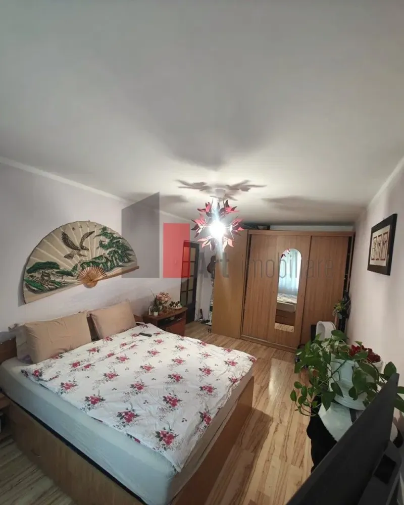Apartament 3 Camere Rahova, Centrală Proprie – Mobilat Utilat parcare - Vă propunem spre vânzare un apartament cu 3 camere, situat la parterul unui bloc cu 8 etaje construit în 1982, în cartierul Rahova., pe strada Barca. Cu o suprafață utilă generoasă de 67 m², locuința este în stare excelentă, gata de utilizare și reprezintă o oportunitate ideală pentru mutare imediată sau investiție.
📐 Dotări și Facilități Incluse:
 Confort termic: Încălzire prin centrală proprie pe gaz și aparat de aer condiționat semineu.
Instalatii electrice si sanitare refacute integral
Electrocasnice: Bucătărie complet echipată cu plită, cuptor, frigider și mașină de spălat vase. Mașină de spălat rufe inclusă.
Mobilier: Se vinde complet mobilat, exact așa cum se vede în fotografii.
Depozitare: Dispune de o debara practică, ideală pentru organizarea eficientă a casei.
Siguranță: Dotat cu ușă metalică la intrare și sistem de supraveghere video.

📍 Localizare și Facilități Zonale:
Amplasarea este una avantajoasă, oferind acces facil și rapid către toate punctele de interes zilnic:
Cumpărături: În imediata apropiere se află supermarketuri și magazine de proximitate (ex: Carrefour Express).
Timp liber & Relaxare: Parcuri, locuri de joacă pentru copii, cafenele și restaurante (inclusiv "Restaurant Cuibul Rândunelelor").
Sănătate: Clinici medicale și farmacii la câteva minute distanță.
Transport în comun: Conexiuni rapide către restul orașului prin stațiile de autobuz și tramvai din zonă.

Stare: Gata de utilizare (mutare imediată)

📞 Nu ratați ocazia! Acest apartament oferă echilibrul perfect între confort, siguranță și o locație bine conectată. Programați o vizionare chiar astăzi!