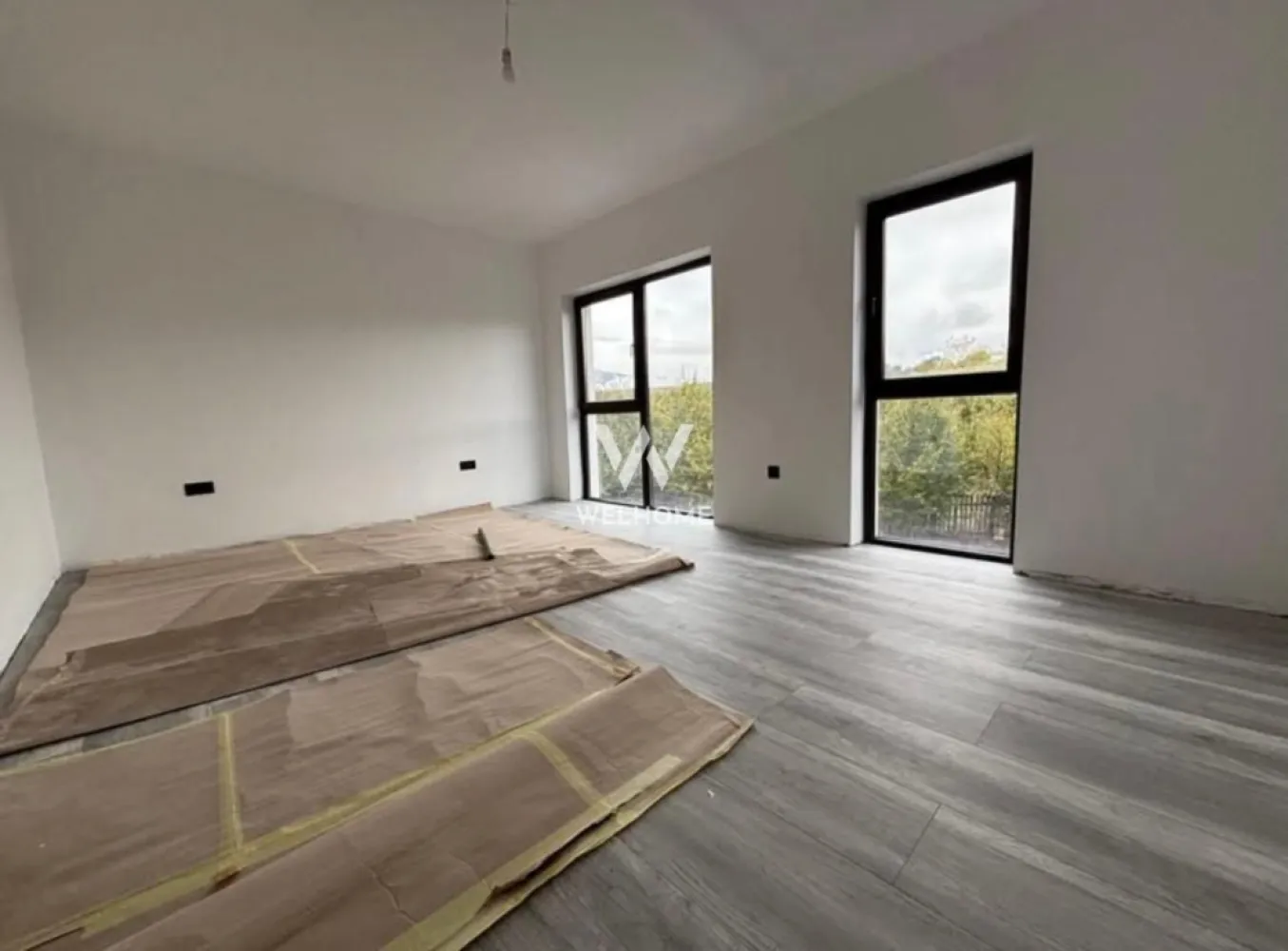 Duplex modern LA CHEIE Calea Cisnadiei, Sibiu - Casa tip duplex, 4 camere, COMISION 0%, Calea Cisnadiei, Sibiu (Casa nr 2) - Casa se afla intr-o zona noua de dezvoltare In Cartierul Arhitectilor (bazinul de apa ) - Suprafata utila: 120 mp, - Teren de 180 mp, curtea libera este de 120 mp Compartimentare: Parter: living cu zona de dining si bucatarie open space cu posibilitate de inchidere, baie, camera tehnica Etaj : 3 dormitoare generoase si o baie Stadiu de predare INTERIOR LA CHEIE : incalzire cu pompa de caldura, prin pardoseala la parter, iar la etaj calorifere, instalatiile sanitare, termice si electrice, FINISAJE INTERIOARE: parchet, gresie, faianta, usi, intrerupatoare, obiecte sanitare -EXTERIOR LA CHEIE: izolatie termica, si decorativa, gard si poarta, curte amenajata. - Locuinta se afla in imediata apropiere a drumului principal - Se accepta plata cash sau prin credit bancar *pozele sunt dintr-o casa finisata dupa preferinta cumparatorului Pret: 165000 Euro TVA inclus–LA CHEIE 155000 Euro TVA inclus LA ALB COMISION 0% Detalii si vizionari: 0752.088.381 -Roxana }}