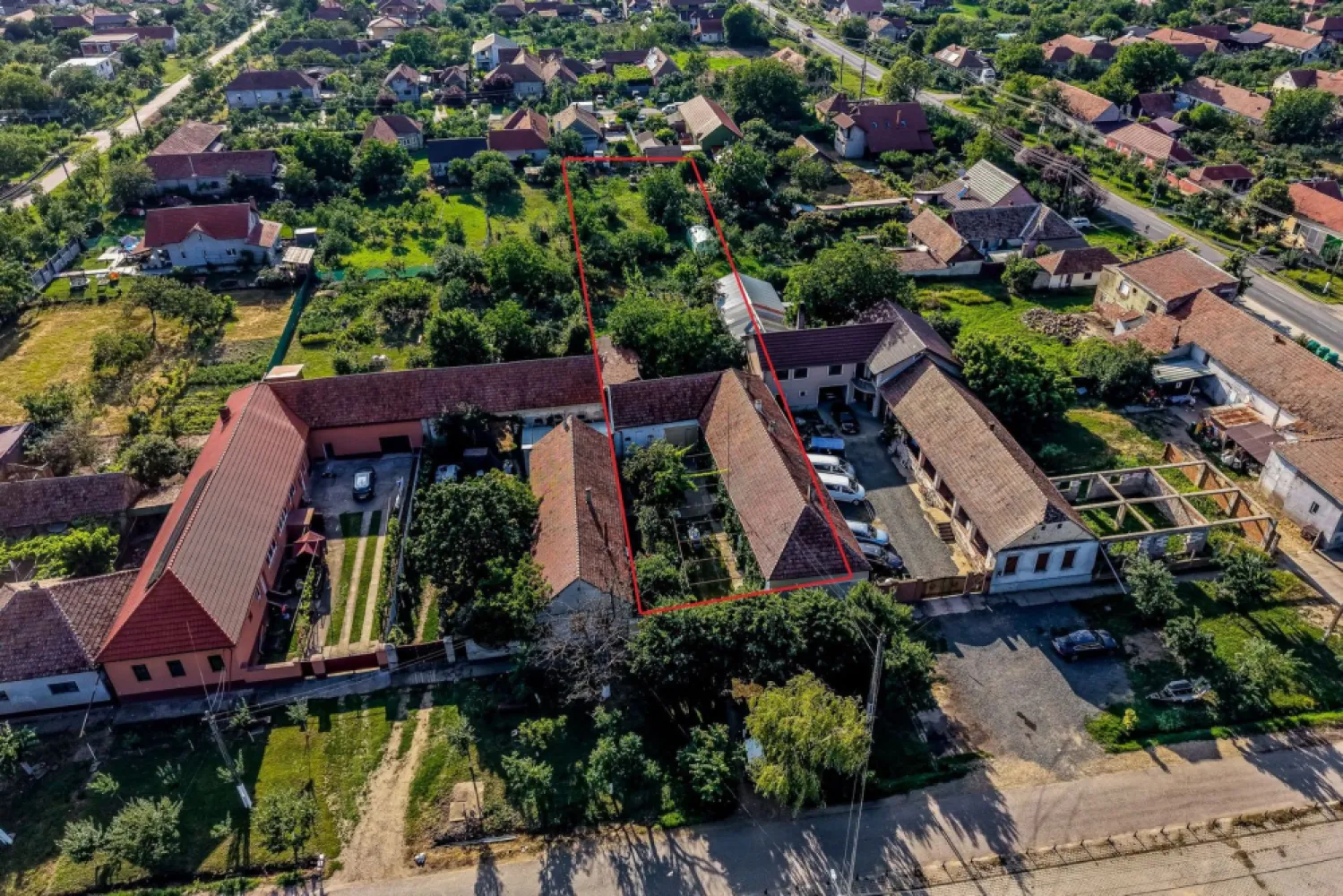 🏡 Casă nemțească autentică în Frumușeni – Fântânele, la 20 km de Arad - 🏡 Casă nemțească autentică în Frumușeni – Fântânele, la doar 20 km de Arad! 🌳
💰 Preț: 79.600 €
🆔 ID Proprietate: CP3164046

Dacă îți dorești să te trezești în liniște, înconjurat de verdeață și aer curat, această proprietate poate fi locul ideal pe care să îl numești „acasă”.
📍 Poziționată ultracentral în Frumușeni – Fântânele, chiar vizavi de Piața Agroalimentară, parc și Biserică, proprietatea beneficiază de una dintre cele mai bune amplasări din localitate. Ai toate punctele de interes la câțiva pași, bucurându-te în același timp de atmosfera liniștită și relaxantă specifică satului. Frumușeni – Fântânele se află la doar 20 km de Arad, fiind alegerea ideală pentru cei care își doresc să locuiască aproape de oraș, fără a renunța la natură, verdeață și aer curat.
Construită în 1923, această casă nemțească din cărămidă impresionează prin structura sa solidă și spațiile generoase. Proprietatea necesită renovare, oferindu-ți însă libertatea de a o transforma exact după gustul și nevoile tale, păstrând farmecul construcțiilor trainice de altădată.

📐 Caracteristici principale:
🏠 Casă individuală
📏 Suprafață utilă: 105 mp
🌳 Teren generos de 1.440 mp
🌿 Curte de aproximativ 200 mp
🛏️ 3 camere (2 dormitoare)
🍽️ 2 bucătării
🛁 1 baie (cu geam)
🚗 Garaj + 2 locuri de parcare
🏡 Pod și pivniță (boxă la subsol)

🔨 Construcție și dotări:
✔️ Construcție solidă din cărămidă (stil nemțesc)
✔️ Acoperiș din țiglă
✔️ Încălzire cu sobe de teracotă
✔️ Ferestre și uși interioare din lemn
✔️ Pardoseli din parchet, dușumea și gresie
✔️ Bucătărie utilată
✔️ Aragaz și mașină de spălat incluse

⚡ Utilități:
💧 Apa
⚡ Curent electric
⚡ Curent trifazic (380V)

📍 Avantajele proprietății:
✅ Poziție ultracentrală, chiar vizavi de Piață, parc și Biserică
🌳 Teren generos de 1.440 mp, ideal pentru grădină, livadă sau relaxare
🌿 Multă verdeață și intimitate
🌞 Zonă liniștită, perfectă pentru o familie sau pentru o casă de vacanță
🏡 Construcție nemțească solidă, recunoscută pentru durabilitate și calitatea execuției
🔨 Posibilitatea de renovare și amenajare după propriul stil
🚗 Acces pe stradă asfaltată, iluminat public și transport în comun
📍 La doar 20 km de Arad, cu acces rapid către oraș

Dacă visezi la o proprietate autentică, bine poziționată și cu mult potențial, într-o localitate apreciată pentru liniște și natură, această casă merită vizionată!

📞 Mihai Bica – Consultant Imobiliar
📱 0742 543 526
🏢 ACASĂ Arad – Agenție Imobiliară
📍 Bulevardul Decebal nr. 2, Arad

💳 Nu dispui de întreaga sumă? Te ajutăm gratuit să obții cele mai bune oferte de finanțare de la până la 16 bănci.
🏠 Ai o proprietate de vânzare în Arad și vrei să afli valoarea reală de piață? Contactează-ne pentru o evaluare profesionistă! 🔑✨