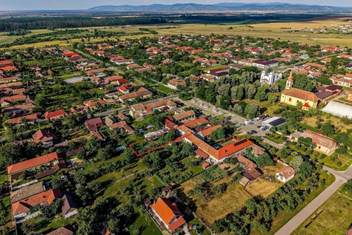 🏡 Casă nemțească autentică în Frumușeni – Fântânele, la 20 km de Arad - 🏡 Casă nemțească autentică în Frumușeni – Fântânele, la doar 20 km de Arad! 🌳
💰 Preț: 79.600 €
🆔 ID Proprietate: CP3164046

Dacă îți dorești să te trezești în liniște, înconjurat de verdeață și aer curat, această proprietate poate fi locul ideal pe care să îl numești „acasă”.
📍 Poziționată ultracentral în Frumușeni – Fântânele, chiar vizavi de Piața Agroalimentară, parc și Biserică, proprietatea beneficiază de una dintre cele mai bune amplasări din localitate. Ai toate punctele de interes la câțiva pași, bucurându-te în același timp de atmosfera liniștită și relaxantă specifică satului. Frumușeni – Fântânele se află la doar 20 km de Arad, fiind alegerea ideală pentru cei care își doresc să locuiască aproape de oraș, fără a renunța la natură, verdeață și aer curat.
Construită în 1923, această casă nemțească din cărămidă impresionează prin structura sa solidă și spațiile generoase. Proprietatea necesită renovare, oferindu-ți însă libertatea de a o transforma exact după gustul și nevoile tale, păstrând farmecul construcțiilor trainice de altădată.

📐 Caracteristici principale:
🏠 Casă individuală
📏 Suprafață utilă: 105 mp
🌳 Teren generos de 1.440 mp
🌿 Curte de aproximativ 200 mp
🛏️ 3 camere (2 dormitoare)
🍽️ 2 bucătării
🛁 1 baie (cu geam)
🚗 Garaj + 2 locuri de parcare
🏡 Pod și pivniță (boxă la subsol)

🔨 Construcție și dotări:
✔️ Construcție solidă din cărămidă (stil nemțesc)
✔️ Acoperiș din țiglă
✔️ Încălzire cu sobe de teracotă
✔️ Ferestre și uși interioare din lemn
✔️ Pardoseli din parchet, dușumea și gresie
✔️ Bucătărie utilată
✔️ Aragaz și mașină de spălat incluse

⚡ Utilități:
💧 Apa
⚡ Curent electric
⚡ Curent trifazic (380V)

📍 Avantajele proprietății:
✅ Poziție ultracentrală, chiar vizavi de Piață, parc și Biserică
🌳 Teren generos de 1.440 mp, ideal pentru grădină, livadă sau relaxare
🌿 Multă verdeață și intimitate
🌞 Zonă liniștită, perfectă pentru o familie sau pentru o casă de vacanță
🏡 Construcție nemțească solidă, recunoscută pentru durabilitate și calitatea execuției
🔨 Posibilitatea de renovare și amenajare după propriul stil
🚗 Acces pe stradă asfaltată, iluminat public și transport în comun
📍 La doar 20 km de Arad, cu acces rapid către oraș

Dacă visezi la o proprietate autentică, bine poziționată și cu mult potențial, într-o localitate apreciată pentru liniște și natură, această casă merită vizionată!

📞 Mihai Bica – Consultant Imobiliar
📱 0742 543 526
🏢 ACASĂ Arad – Agenție Imobiliară
📍 Bulevardul Decebal nr. 2, Arad

💳 Nu dispui de întreaga sumă? Te ajutăm gratuit să obții cele mai bune oferte de finanțare de la până la 16 bănci.
🏠 Ai o proprietate de vânzare în Arad și vrei să afli valoarea reală de piață? Contactează-ne pentru o evaluare profesionistă! 🔑✨