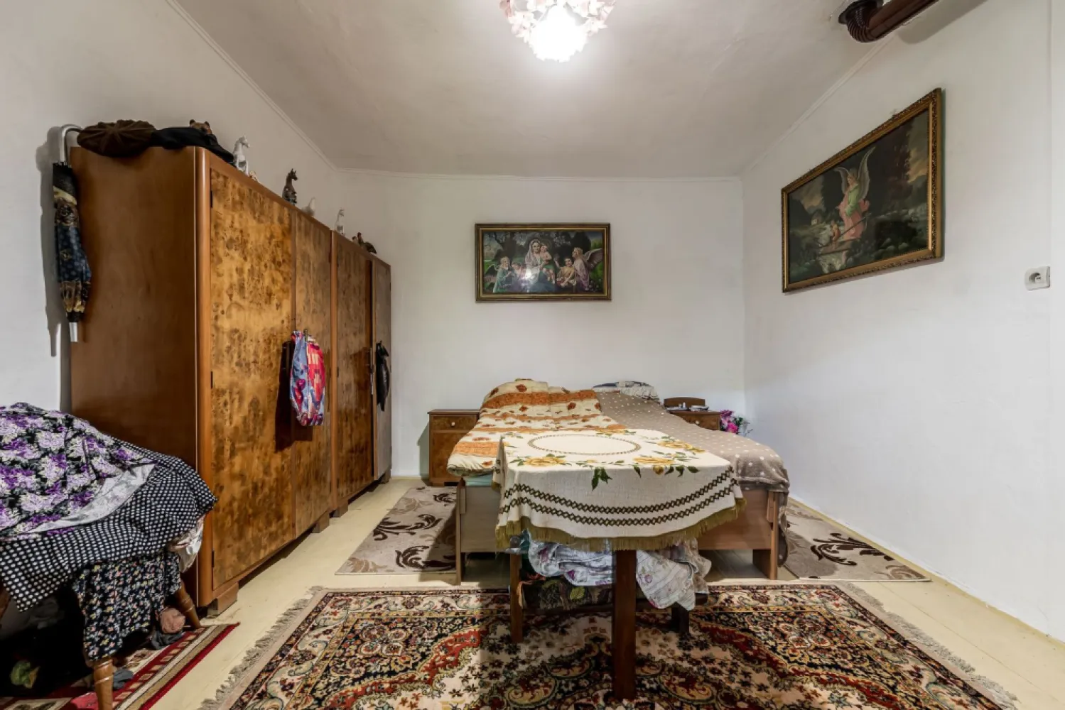 🏡 Casă nemțească autentică în Frumușeni – Fântânele, la 20 km de Arad - 🏡 Casă nemțească autentică în Frumușeni – Fântânele, la doar 20 km de Arad! 🌳
💰 Preț: 79.600 €
🆔 ID Proprietate: CP3164046

Dacă îți dorești să te trezești în liniște, înconjurat de verdeață și aer curat, această proprietate poate fi locul ideal pe care să îl numești „acasă”.
📍 Poziționată ultracentral în Frumușeni – Fântânele, chiar vizavi de Piața Agroalimentară, parc și Biserică, proprietatea beneficiază de una dintre cele mai bune amplasări din localitate. Ai toate punctele de interes la câțiva pași, bucurându-te în același timp de atmosfera liniștită și relaxantă specifică satului. Frumușeni – Fântânele se află la doar 20 km de Arad, fiind alegerea ideală pentru cei care își doresc să locuiască aproape de oraș, fără a renunța la natură, verdeață și aer curat.
Construită în 1923, această casă nemțească din cărămidă impresionează prin structura sa solidă și spațiile generoase. Proprietatea necesită renovare, oferindu-ți însă libertatea de a o transforma exact după gustul și nevoile tale, păstrând farmecul construcțiilor trainice de altădată.

📐 Caracteristici principale:
🏠 Casă individuală
📏 Suprafață utilă: 105 mp
🌳 Teren generos de 1.440 mp
🌿 Curte de aproximativ 200 mp
🛏️ 3 camere (2 dormitoare)
🍽️ 2 bucătării
🛁 1 baie (cu geam)
🚗 Garaj + 2 locuri de parcare
🏡 Pod și pivniță (boxă la subsol)

🔨 Construcție și dotări:
✔️ Construcție solidă din cărămidă (stil nemțesc)
✔️ Acoperiș din țiglă
✔️ Încălzire cu sobe de teracotă
✔️ Ferestre și uși interioare din lemn
✔️ Pardoseli din parchet, dușumea și gresie
✔️ Bucătărie utilată
✔️ Aragaz și mașină de spălat incluse

⚡ Utilități:
💧 Apa
⚡ Curent electric
⚡ Curent trifazic (380V)

📍 Avantajele proprietății:
✅ Poziție ultracentrală, chiar vizavi de Piață, parc și Biserică
🌳 Teren generos de 1.440 mp, ideal pentru grădină, livadă sau relaxare
🌿 Multă verdeață și intimitate
🌞 Zonă liniștită, perfectă pentru o familie sau pentru o casă de vacanță
🏡 Construcție nemțească solidă, recunoscută pentru durabilitate și calitatea execuției
🔨 Posibilitatea de renovare și amenajare după propriul stil
🚗 Acces pe stradă asfaltată, iluminat public și transport în comun
📍 La doar 20 km de Arad, cu acces rapid către oraș

Dacă visezi la o proprietate autentică, bine poziționată și cu mult potențial, într-o localitate apreciată pentru liniște și natură, această casă merită vizionată!

📞 Mihai Bica – Consultant Imobiliar
📱 0742 543 526
🏢 ACASĂ Arad – Agenție Imobiliară
📍 Bulevardul Decebal nr. 2, Arad

💳 Nu dispui de întreaga sumă? Te ajutăm gratuit să obții cele mai bune oferte de finanțare de la până la 16 bănci.
🏠 Ai o proprietate de vânzare în Arad și vrei să afli valoarea reală de piață? Contactează-ne pentru o evaluare profesionistă! 🔑✨