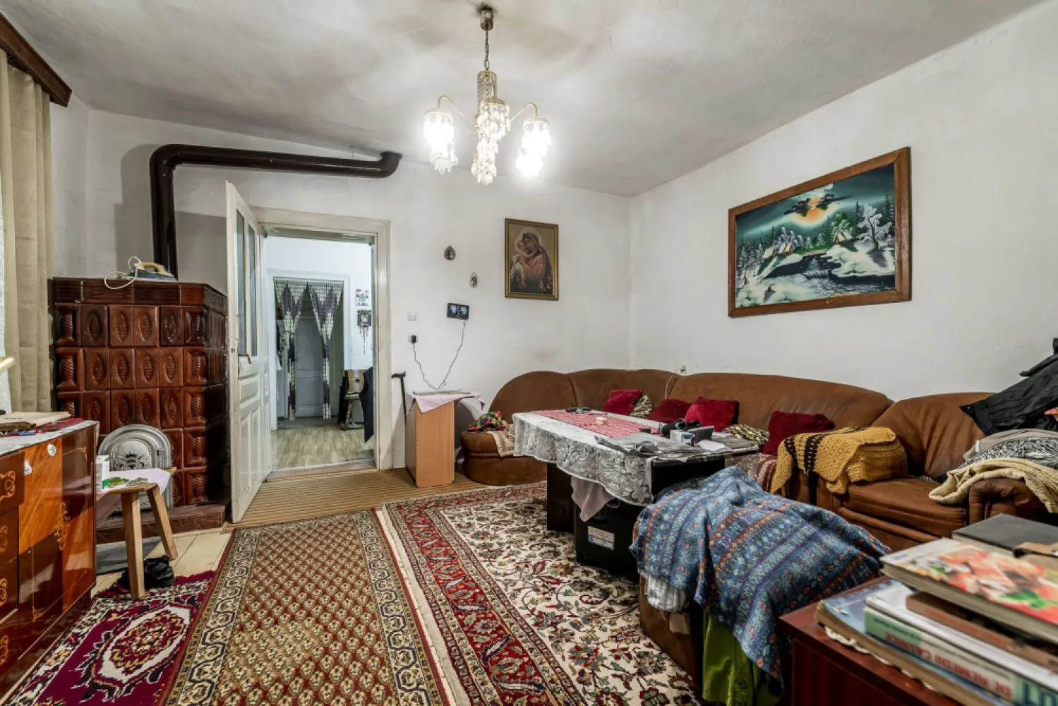 🏡 Casă nemțească autentică în Frumușeni – Fântânele, la 20 km de Arad - 🏡 Casă nemțească autentică în Frumușeni – Fântânele, la doar 20 km de Arad! 🌳
💰 Preț: 79.600 €
🆔 ID Proprietate: CP3164046

Dacă îți dorești să te trezești în liniște, înconjurat de verdeață și aer curat, această proprietate poate fi locul ideal pe care să îl numești „acasă”.
📍 Poziționată ultracentral în Frumușeni – Fântânele, chiar vizavi de Piața Agroalimentară, parc și Biserică, proprietatea beneficiază de una dintre cele mai bune amplasări din localitate. Ai toate punctele de interes la câțiva pași, bucurându-te în același timp de atmosfera liniștită și relaxantă specifică satului. Frumușeni – Fântânele se află la doar 20 km de Arad, fiind alegerea ideală pentru cei care își doresc să locuiască aproape de oraș, fără a renunța la natură, verdeață și aer curat.
Construită în 1923, această casă nemțească din cărămidă impresionează prin structura sa solidă și spațiile generoase. Proprietatea necesită renovare, oferindu-ți însă libertatea de a o transforma exact după gustul și nevoile tale, păstrând farmecul construcțiilor trainice de altădată.

📐 Caracteristici principale:
🏠 Casă individuală
📏 Suprafață utilă: 105 mp
🌳 Teren generos de 1.440 mp
🌿 Curte de aproximativ 200 mp
🛏️ 3 camere (2 dormitoare)
🍽️ 2 bucătării
🛁 1 baie (cu geam)
🚗 Garaj + 2 locuri de parcare
🏡 Pod și pivniță (boxă la subsol)

🔨 Construcție și dotări:
✔️ Construcție solidă din cărămidă (stil nemțesc)
✔️ Acoperiș din țiglă
✔️ Încălzire cu sobe de teracotă
✔️ Ferestre și uși interioare din lemn
✔️ Pardoseli din parchet, dușumea și gresie
✔️ Bucătărie utilată
✔️ Aragaz și mașină de spălat incluse

⚡ Utilități:
💧 Apa
⚡ Curent electric
⚡ Curent trifazic (380V)

📍 Avantajele proprietății:
✅ Poziție ultracentrală, chiar vizavi de Piață, parc și Biserică
🌳 Teren generos de 1.440 mp, ideal pentru grădină, livadă sau relaxare
🌿 Multă verdeață și intimitate
🌞 Zonă liniștită, perfectă pentru o familie sau pentru o casă de vacanță
🏡 Construcție nemțească solidă, recunoscută pentru durabilitate și calitatea execuției
🔨 Posibilitatea de renovare și amenajare după propriul stil
🚗 Acces pe stradă asfaltată, iluminat public și transport în comun
📍 La doar 20 km de Arad, cu acces rapid către oraș

Dacă visezi la o proprietate autentică, bine poziționată și cu mult potențial, într-o localitate apreciată pentru liniște și natură, această casă merită vizionată!

📞 Mihai Bica – Consultant Imobiliar
📱 0742 543 526
🏢 ACASĂ Arad – Agenție Imobiliară
📍 Bulevardul Decebal nr. 2, Arad

💳 Nu dispui de întreaga sumă? Te ajutăm gratuit să obții cele mai bune oferte de finanțare de la până la 16 bănci.
🏠 Ai o proprietate de vânzare în Arad și vrei să afli valoarea reală de piață? Contactează-ne pentru o evaluare profesionistă! 🔑✨