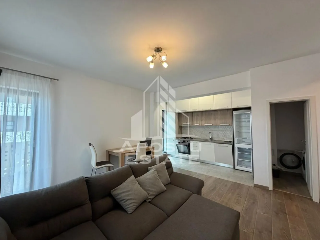Apartament cu 2 camere de inchiriat, petfriendly,loc de parcare, Giroc - Agentia imobiliara APOSTU ESTATE va propune spre inchiriere un apartament cu 2 camere spatios si luminos, situat in Giroc, in spartele supermarketului Lidl, potrivit pentru persoane singure, cupluri sau familii la inceput de drum care isi doresc o locuinta confortabila si primitoare
Suprafata utila: 59 mp
Etaj: 2

Compartimentare eficienta:
-Hol de acces
-Bucatarie deschisa complet mobilata si utilata, cu loc de luat masa
-Living luminos si spatios
-Dormitor complet mobilat si utilat
-Baie prevazuta cu cabina de dus si geam la baie pentru ventilatie naturala

Confort si facilitati:
-Loc de parcare suprateran inclus in pret
-Masina de spalat rufe
-Aer conditionat
-Balcon 17 mp
-Incalzirea apartamentului: centrala proprie (incalzire prin pardoseala)
-Se accepta animale de companie talie mica de catre proprietar

Localizare:
-Timis, Giroc- proximitatea Lidl, StayfitGym, Penny market

Ideal pentru:
-Persoane singure
-Cupluri
-Familii la inceput de drum

Disponibilitate: imediata
Pret chirie lunara: 450 EURO 
Programeaza o vizionare pentru a-ti putea imagina viitorul aici!
ID intern: CP3188693
