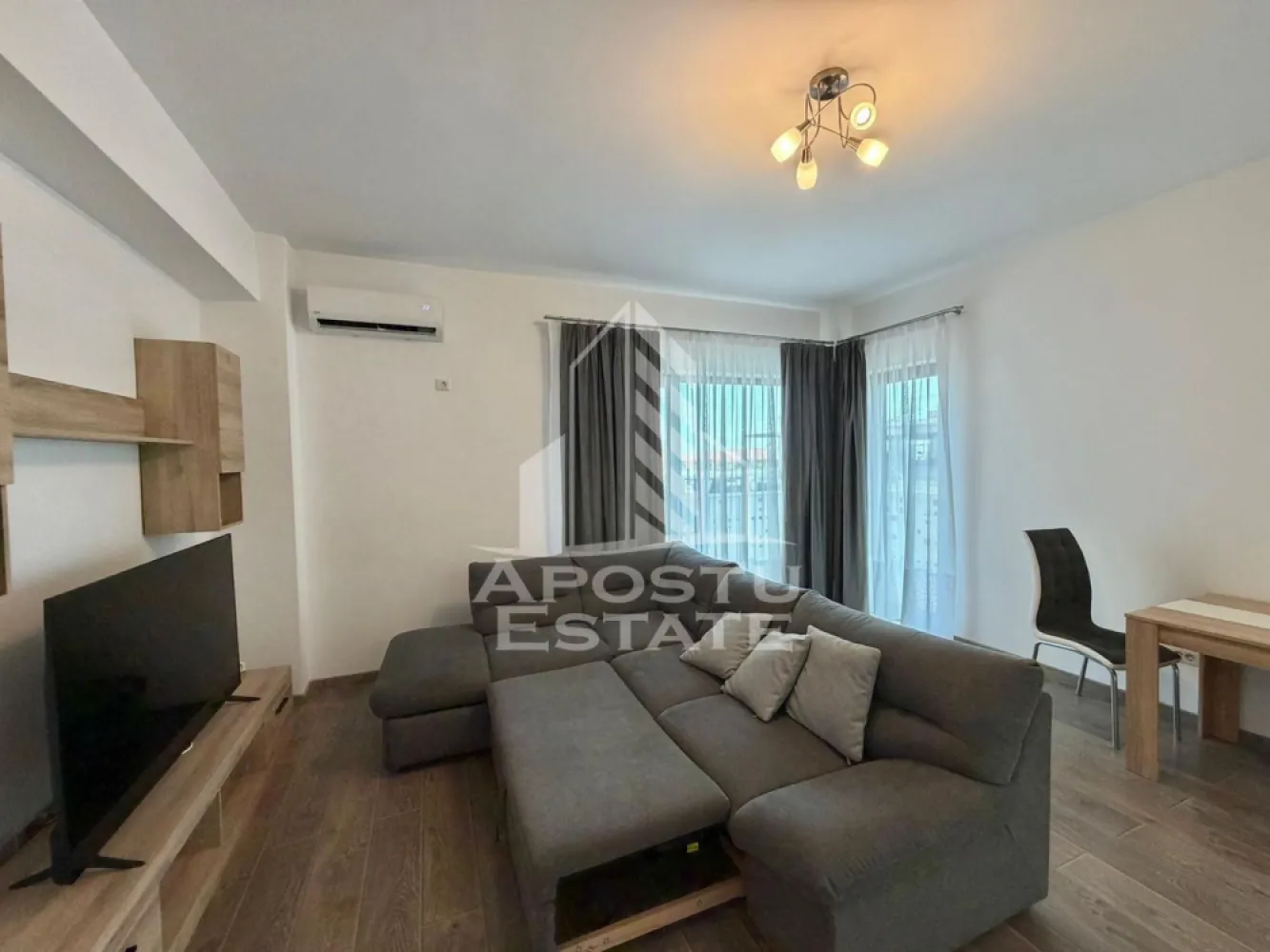 Apartament cu 2 camere de inchiriat, petfriendly,loc de parcare, Giroc - Agentia imobiliara APOSTU ESTATE va propune spre inchiriere un apartament cu 2 camere spatios si luminos, situat in Giroc, in spartele supermarketului Lidl, potrivit pentru persoane singure, cupluri sau familii la inceput de drum care isi doresc o locuinta confortabila si primitoare
Suprafata utila: 59 mp
Etaj: 2

Compartimentare eficienta:
-Hol de acces
-Bucatarie deschisa complet mobilata si utilata, cu loc de luat masa
-Living luminos si spatios
-Dormitor complet mobilat si utilat
-Baie prevazuta cu cabina de dus si geam la baie pentru ventilatie naturala

Confort si facilitati:
-Loc de parcare suprateran inclus in pret
-Masina de spalat rufe
-Aer conditionat
-Balcon 17 mp
-Incalzirea apartamentului: centrala proprie (incalzire prin pardoseala)
-Se accepta animale de companie talie mica de catre proprietar

Localizare:
-Timis, Giroc- proximitatea Lidl, StayfitGym, Penny market

Ideal pentru:
-Persoane singure
-Cupluri
-Familii la inceput de drum

Disponibilitate: imediata
Pret chirie lunara: 450 EURO 
Programeaza o vizionare pentru a-ti putea imagina viitorul aici!
ID intern: CP3188693
