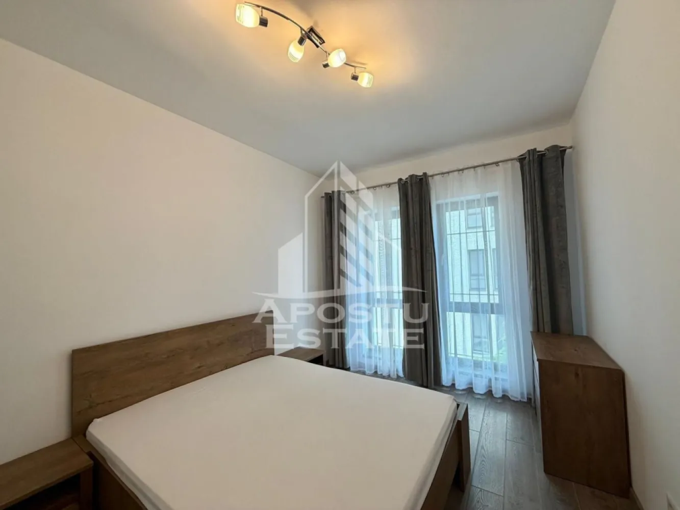 Apartament cu 2 camere de inchiriat, petfriendly,loc de parcare, Giroc - Agentia imobiliara APOSTU ESTATE va propune spre inchiriere un apartament cu 2 camere spatios si luminos, situat in Giroc, in spartele supermarketului Lidl, potrivit pentru persoane singure, cupluri sau familii la inceput de drum care isi doresc o locuinta confortabila si primitoare
Suprafata utila: 59 mp
Etaj: 2

Compartimentare eficienta:
-Hol de acces
-Bucatarie deschisa complet mobilata si utilata, cu loc de luat masa
-Living luminos si spatios
-Dormitor complet mobilat si utilat
-Baie prevazuta cu cabina de dus si geam la baie pentru ventilatie naturala

Confort si facilitati:
-Loc de parcare suprateran inclus in pret
-Masina de spalat rufe
-Aer conditionat
-Balcon 17 mp
-Incalzirea apartamentului: centrala proprie (incalzire prin pardoseala)
-Se accepta animale de companie talie mica de catre proprietar

Localizare:
-Timis, Giroc- proximitatea Lidl, StayfitGym, Penny market

Ideal pentru:
-Persoane singure
-Cupluri
-Familii la inceput de drum

Disponibilitate: imediata
Pret chirie lunara: 450 EURO 
Programeaza o vizionare pentru a-ti putea imagina viitorul aici!
ID intern: CP3188693