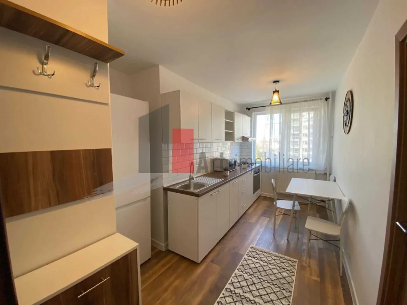 Apartament cochet cu 2 camere – Zona Șoseaua Colentina (Obor) - Descoperiți o locuință cu personalitate, gata de mutat! Proprietatea are o compartimentare decomandată, o suprafață utilă de 50 mp și este poziționată la etajul 5 dintr-un imobil cu 10 niveluri. Blocul este anvelopat, garantând cheltuieli minime de întreținere.
 Interiorul a fost complet reconstruit: instalațiile sanitare și electrice sunt noi, parchet triplustratificat pe sapa autonivelanta in tot apartamentul iar mobilierul și electrocasnicele (frigiderul și TV-ul sunt în garanție) Tot aranjamentul oferă un aer contemporan și proaspăt. Datorită orientării Sud-Vest, apartamentul se bucură de o atmosferă caldă și luminoasă.
 Situat strategic pe Șoseaua Colentina, apartamentul oferă acces direct la:
Hub de transport: Linii STB la scară (tramvaiul 21 asigură legătura directă cu Centrul Vechi/Universitate în 10 minute) și metrou Obor la o plimbare scurtă.
 Puncte de interes: În imediata proximitate găsiți Veranda Mall, Piața Obor, farmacii, bănci, restaurante și cafenele.
 Parcuri: Zone verzi generoase în apropiere (Parcul Obor, Parcul Circului și Parcul Plumbuita).
 Școli de renume: Zona este excelentă pentru copii, fiind extrem de aproape de Colegiul Național „Iulia Hasdeu” și instituții de învățământ primar.