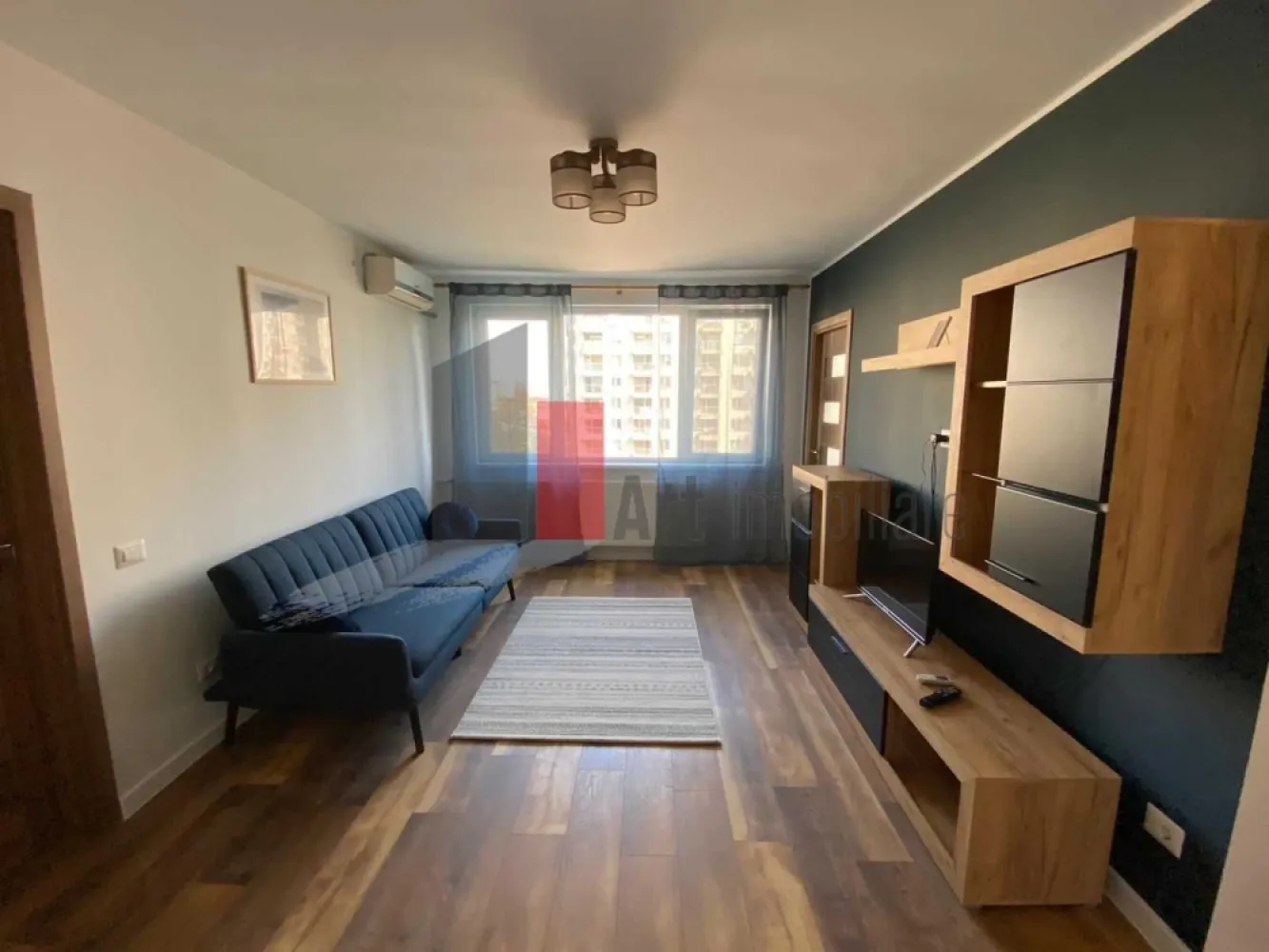 Apartament cochet cu 2 camere – Zona Șoseaua Colentina (Obor) - Descoperiți o locuință cu personalitate, gata de mutat! Proprietatea are o compartimentare decomandată, o suprafață utilă de 50 mp și este poziționată la etajul 5 dintr-un imobil cu 10 niveluri. Blocul este anvelopat, garantând cheltuieli minime de întreținere.
 Interiorul a fost complet reconstruit: instalațiile sanitare și electrice sunt noi, parchet triplustratificat pe sapa autonivelanta in tot apartamentul iar mobilierul și electrocasnicele (frigiderul și TV-ul sunt în garanție) Tot aranjamentul oferă un aer contemporan și proaspăt. Datorită orientării Sud-Vest, apartamentul se bucură de o atmosferă caldă și luminoasă.
 Situat strategic pe Șoseaua Colentina, apartamentul oferă acces direct la:
Hub de transport: Linii STB la scară (tramvaiul 21 asigură legătura directă cu Centrul Vechi/Universitate în 10 minute) și metrou Obor la o plimbare scurtă.
 Puncte de interes: În imediata proximitate găsiți Veranda Mall, Piața Obor, farmacii, bănci, restaurante și cafenele.
 Parcuri: Zone verzi generoase în apropiere (Parcul Obor, Parcul Circului și Parcul Plumbuita).
 Școli de renume: Zona este excelentă pentru copii, fiind extrem de aproape de Colegiul Național „Iulia Hasdeu” și instituții de învățământ primar.