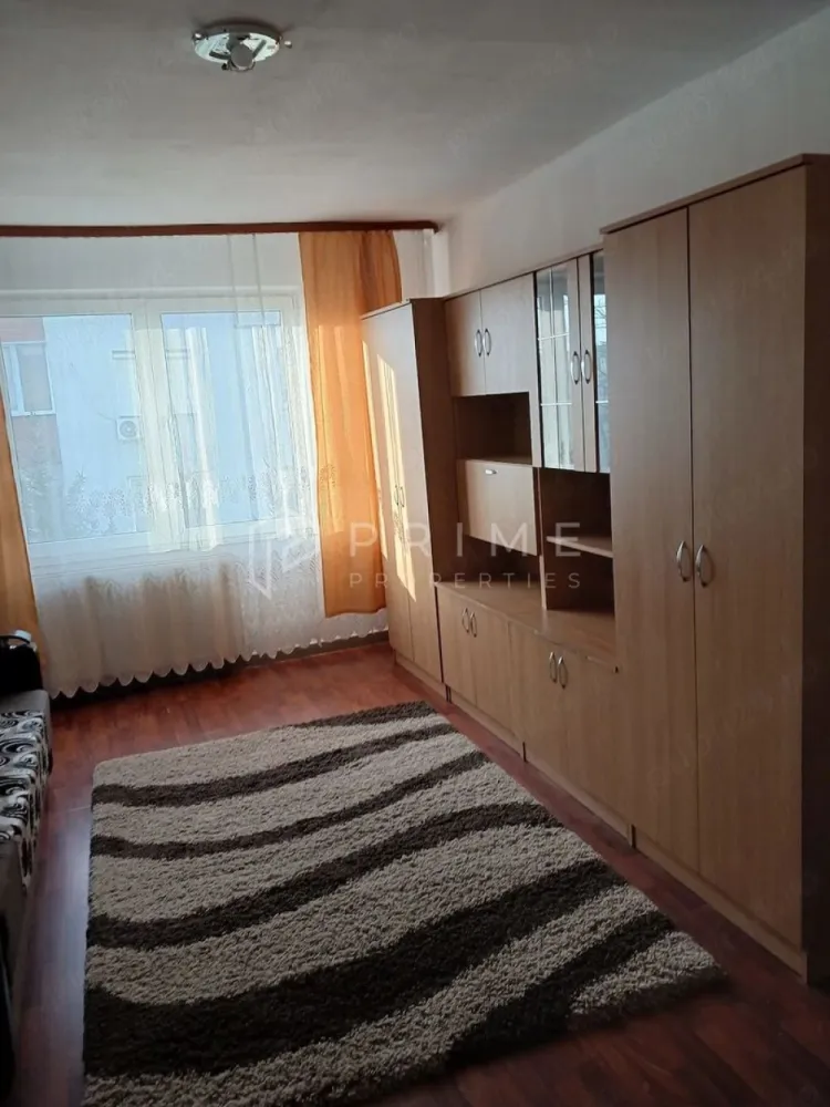 Apartament cu 2 camere de vânzare – Zonă liniștită în Cartierul Tudor - Vă propunem spre vânzare un apartament cu 2 camere, decomandat, situat într-o locație excelentă a cartierului Tudor, pe strada Cutezanței. Proprietatea se află la etajul 3 al unui bloc cu 4 nivele, oferind un echilibru perfect între confortul termic și accesibilitatea urbană.

Detalii tehnice și dotări:

Confort: Apartament tip confort 1, cu o compartimentare optimă.

Sistem termic: Centrală termică nouă, asigurând eficiență și costuri controlate de încălzire.

Tâmplărie: Ferestre termopan instalate pentru o izolare fonică și termică superioară.

Siguranță: Ușă metalică la intrare.

Amplasament și avantaje:

Liniște: Unul dintre principalele avantaje ale acestui apartament este poziționarea sa retrasă față de bulevardul principal, ceea ce garantează un climat de liniște și intimitate, ferit de zgomotul traficului urban.

Zonă: Cartierul Tudor este una dintre cele mai căutate zone din oraș, oferind acces rapid la școli, grădinițe, magazine, farmacii și mijloace de transport în comun.

Acest apartament reprezintă o alegere inspirată pentru cei care își doresc o locuință practică, într-o zonă verde și liniștită, gata pentru a fi personalizată după gusturile noului proprietar.

Promisiunea Prime Properties:
Vă oferim siguranță, transparență și servicii impecabile pe tot parcursul drumului către casa ideală. Dacă această proprietate nu corespunde nevoilor dumneavoastră, lăsați-ne să găsim alternativa potrivită stilului dumneavoastră de viață.