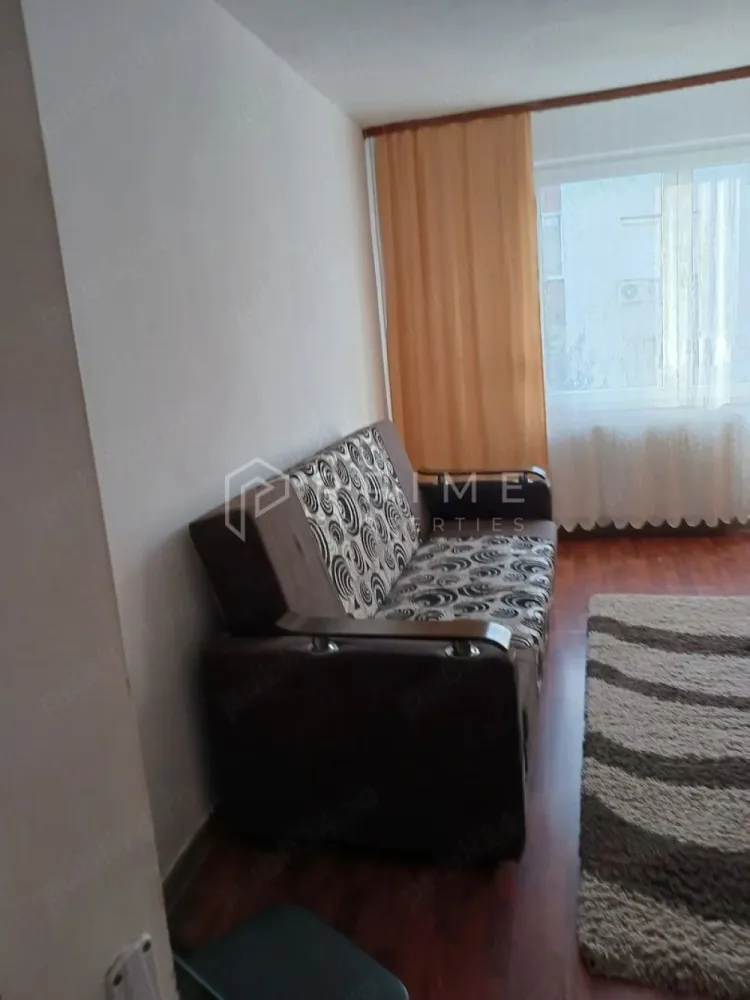 Apartament cu 2 camere de vânzare – Zonă liniștită în Cartierul Tudor - Vă propunem spre vânzare un apartament cu 2 camere, decomandat, situat într-o locație excelentă a cartierului Tudor, pe strada Cutezanței. Proprietatea se află la etajul 3 al unui bloc cu 4 nivele, oferind un echilibru perfect între confortul termic și accesibilitatea urbană.

Detalii tehnice și dotări:

Confort: Apartament tip confort 1, cu o compartimentare optimă.

Sistem termic: Centrală termică nouă, asigurând eficiență și costuri controlate de încălzire.

Tâmplărie: Ferestre termopan instalate pentru o izolare fonică și termică superioară.

Siguranță: Ușă metalică la intrare.

Amplasament și avantaje:

Liniște: Unul dintre principalele avantaje ale acestui apartament este poziționarea sa retrasă față de bulevardul principal, ceea ce garantează un climat de liniște și intimitate, ferit de zgomotul traficului urban.

Zonă: Cartierul Tudor este una dintre cele mai căutate zone din oraș, oferind acces rapid la școli, grădinițe, magazine, farmacii și mijloace de transport în comun.

Acest apartament reprezintă o alegere inspirată pentru cei care își doresc o locuință practică, într-o zonă verde și liniștită, gata pentru a fi personalizată după gusturile noului proprietar.

Promisiunea Prime Properties:
Vă oferim siguranță, transparență și servicii impecabile pe tot parcursul drumului către casa ideală. Dacă această proprietate nu corespunde nevoilor dumneavoastră, lăsați-ne să găsim alternativa potrivită stilului dumneavoastră de viață.