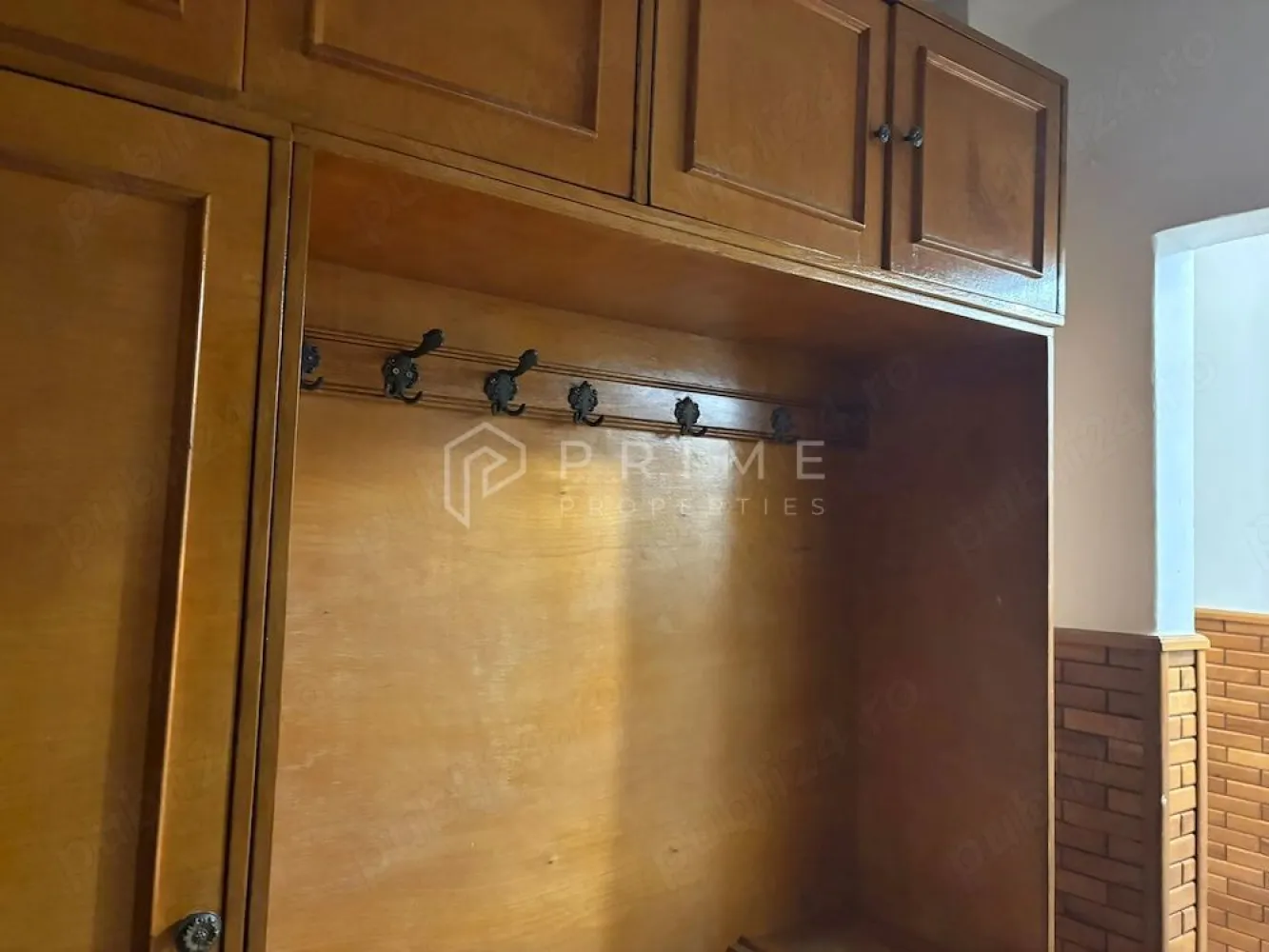Apartament cu 2 camere de vânzare – Zonă liniștită în Cartierul Tudor - Vă propunem spre vânzare un apartament cu 2 camere, decomandat, situat într-o locație excelentă a cartierului Tudor, pe strada Cutezanței. Proprietatea se află la etajul 3 al unui bloc cu 4 nivele, oferind un echilibru perfect între confortul termic și accesibilitatea urbană.

Detalii tehnice și dotări:

Confort: Apartament tip confort 1, cu o compartimentare optimă.

Sistem termic: Centrală termică nouă, asigurând eficiență și costuri controlate de încălzire.

Tâmplărie: Ferestre termopan instalate pentru o izolare fonică și termică superioară.

Siguranță: Ușă metalică la intrare.

Amplasament și avantaje:

Liniște: Unul dintre principalele avantaje ale acestui apartament este poziționarea sa retrasă față de bulevardul principal, ceea ce garantează un climat de liniște și intimitate, ferit de zgomotul traficului urban.

Zonă: Cartierul Tudor este una dintre cele mai căutate zone din oraș, oferind acces rapid la școli, grădinițe, magazine, farmacii și mijloace de transport în comun.

Acest apartament reprezintă o alegere inspirată pentru cei care își doresc o locuință practică, într-o zonă verde și liniștită, gata pentru a fi personalizată după gusturile noului proprietar.

Promisiunea Prime Properties:
Vă oferim siguranță, transparență și servicii impecabile pe tot parcursul drumului către casa ideală. Dacă această proprietate nu corespunde nevoilor dumneavoastră, lăsați-ne să găsim alternativa potrivită stilului dumneavoastră de viață.