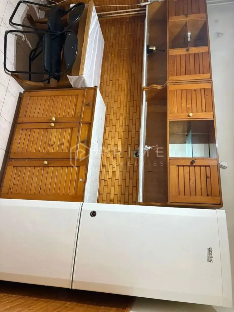 Apartament cu 2 camere de vânzare – Zonă liniștită în Cartierul Tudor - Vă propunem spre vânzare un apartament cu 2 camere, decomandat, situat într-o locație excelentă a cartierului Tudor, pe strada Cutezanței. Proprietatea se află la etajul 3 al unui bloc cu 4 nivele, oferind un echilibru perfect între confortul termic și accesibilitatea urbană.

Detalii tehnice și dotări:

Confort: Apartament tip confort 1, cu o compartimentare optimă.

Sistem termic: Centrală termică nouă, asigurând eficiență și costuri controlate de încălzire.

Tâmplărie: Ferestre termopan instalate pentru o izolare fonică și termică superioară.

Siguranță: Ușă metalică la intrare.

Amplasament și avantaje:

Liniște: Unul dintre principalele avantaje ale acestui apartament este poziționarea sa retrasă față de bulevardul principal, ceea ce garantează un climat de liniște și intimitate, ferit de zgomotul traficului urban.

Zonă: Cartierul Tudor este una dintre cele mai căutate zone din oraș, oferind acces rapid la școli, grădinițe, magazine, farmacii și mijloace de transport în comun.

Acest apartament reprezintă o alegere inspirată pentru cei care își doresc o locuință practică, într-o zonă verde și liniștită, gata pentru a fi personalizată după gusturile noului proprietar.

Promisiunea Prime Properties:
Vă oferim siguranță, transparență și servicii impecabile pe tot parcursul drumului către casa ideală. Dacă această proprietate nu corespunde nevoilor dumneavoastră, lăsați-ne să găsim alternativa potrivită stilului dumneavoastră de viață.