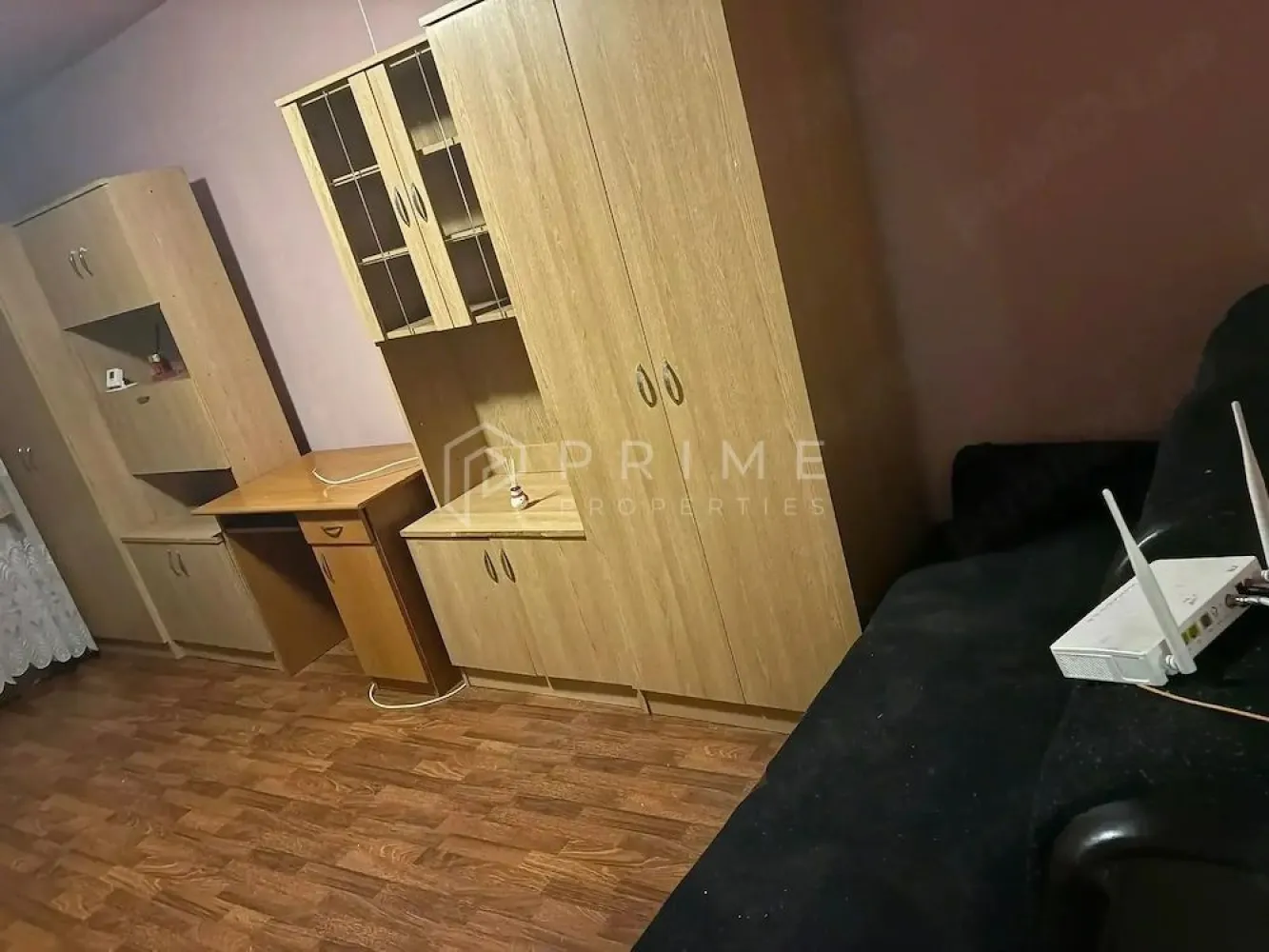 Apartament cu 2 camere de vânzare – Zonă liniștită în Cartierul Tudor - Vă propunem spre vânzare un apartament cu 2 camere, decomandat, situat într-o locație excelentă a cartierului Tudor, pe strada Cutezanței. Proprietatea se află la etajul 3 al unui bloc cu 4 nivele, oferind un echilibru perfect între confortul termic și accesibilitatea urbană.

Detalii tehnice și dotări:

Confort: Apartament tip confort 1, cu o compartimentare optimă.

Sistem termic: Centrală termică nouă, asigurând eficiență și costuri controlate de încălzire.

Tâmplărie: Ferestre termopan instalate pentru o izolare fonică și termică superioară.

Siguranță: Ușă metalică la intrare.

Amplasament și avantaje:

Liniște: Unul dintre principalele avantaje ale acestui apartament este poziționarea sa retrasă față de bulevardul principal, ceea ce garantează un climat de liniște și intimitate, ferit de zgomotul traficului urban.

Zonă: Cartierul Tudor este una dintre cele mai căutate zone din oraș, oferind acces rapid la școli, grădinițe, magazine, farmacii și mijloace de transport în comun.

Acest apartament reprezintă o alegere inspirată pentru cei care își doresc o locuință practică, într-o zonă verde și liniștită, gata pentru a fi personalizată după gusturile noului proprietar.

Promisiunea Prime Properties:
Vă oferim siguranță, transparență și servicii impecabile pe tot parcursul drumului către casa ideală. Dacă această proprietate nu corespunde nevoilor dumneavoastră, lăsați-ne să găsim alternativa potrivită stilului dumneavoastră de viață.