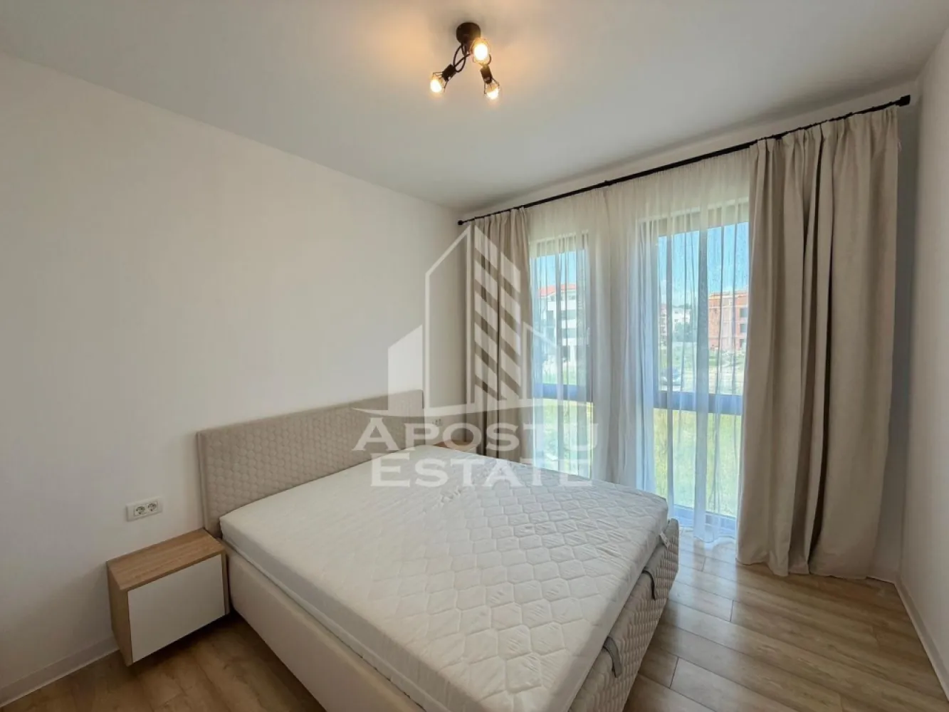Apartament cu 2 camere de inchiriat, petfriendly,loc de parcare, Giroc - Agentia imobiliara APOSTU ESTATE va propune spre inchiriere un apartament cu 2 camere spatios si luminos, situat in Giroc, proximitatea strazii Neptun, potrivit pentru persoane singure, cupluri sau familii la inceput de drum care isi doresc o locuinta confortabila si primitoare
Suprafata utila: 50 mp
Etaj: 1

Compartimentare eficienta:
-Hol de acces
-Bucatarie inchisa complet mobilata si utilata, cu loc de luat masa
-Living luminos si spatios
-Dormitor complet mobilat si utilat
-Baie prevazuta cu cabina de dus si geam la baie pentru ventilatie naturala

Confort si facilitati:
-Loc de parcare inclus in pret
-Masina de spalat rufe
-Aer conditionat
-Balcon 7 mp
-Incalzirea apartamentului: centrala proprie (incalzire prin pardoseala)
-Se accepta animale de companie talie mica de catre proprietar

Localizare:
-Timis, Giroc- proximitatea strazii Neptun
Ideal pentru:
-Persoane singure
-Cupluri
-Familii la inceput de drum

Disponibilitate: imediata
Pret chirie lunara: 450 EURO 
Programeaza o vizionare pentru a-ti putea imagina viitorul aici!
ID intern: CP3188749