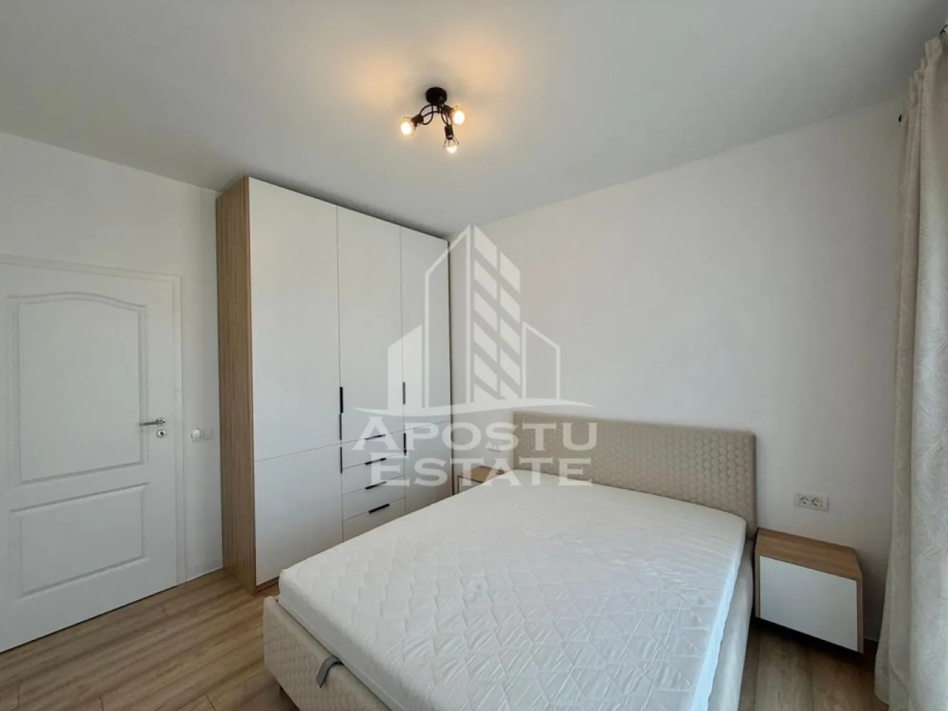 Apartament cu 2 camere de inchiriat, petfriendly,loc de parcare, Giroc - Agentia imobiliara APOSTU ESTATE va propune spre inchiriere un apartament cu 2 camere spatios si luminos, situat in Giroc, proximitatea strazii Neptun, potrivit pentru persoane singure, cupluri sau familii la inceput de drum care isi doresc o locuinta confortabila si primitoare
Suprafata utila: 50 mp
Etaj: 1

Compartimentare eficienta:
-Hol de acces
-Bucatarie inchisa complet mobilata si utilata, cu loc de luat masa
-Living luminos si spatios
-Dormitor complet mobilat si utilat
-Baie prevazuta cu cabina de dus si geam la baie pentru ventilatie naturala

Confort si facilitati:
-Loc de parcare inclus in pret
-Masina de spalat rufe
-Aer conditionat
-Balcon 7 mp
-Incalzirea apartamentului: centrala proprie (incalzire prin pardoseala)
-Se accepta animale de companie talie mica de catre proprietar

Localizare:
-Timis, Giroc- proximitatea strazii Neptun
Ideal pentru:
-Persoane singure
-Cupluri
-Familii la inceput de drum

Disponibilitate: imediata
Pret chirie lunara: 450 EURO 
Programeaza o vizionare pentru a-ti putea imagina viitorul aici!
ID intern: CP3188749