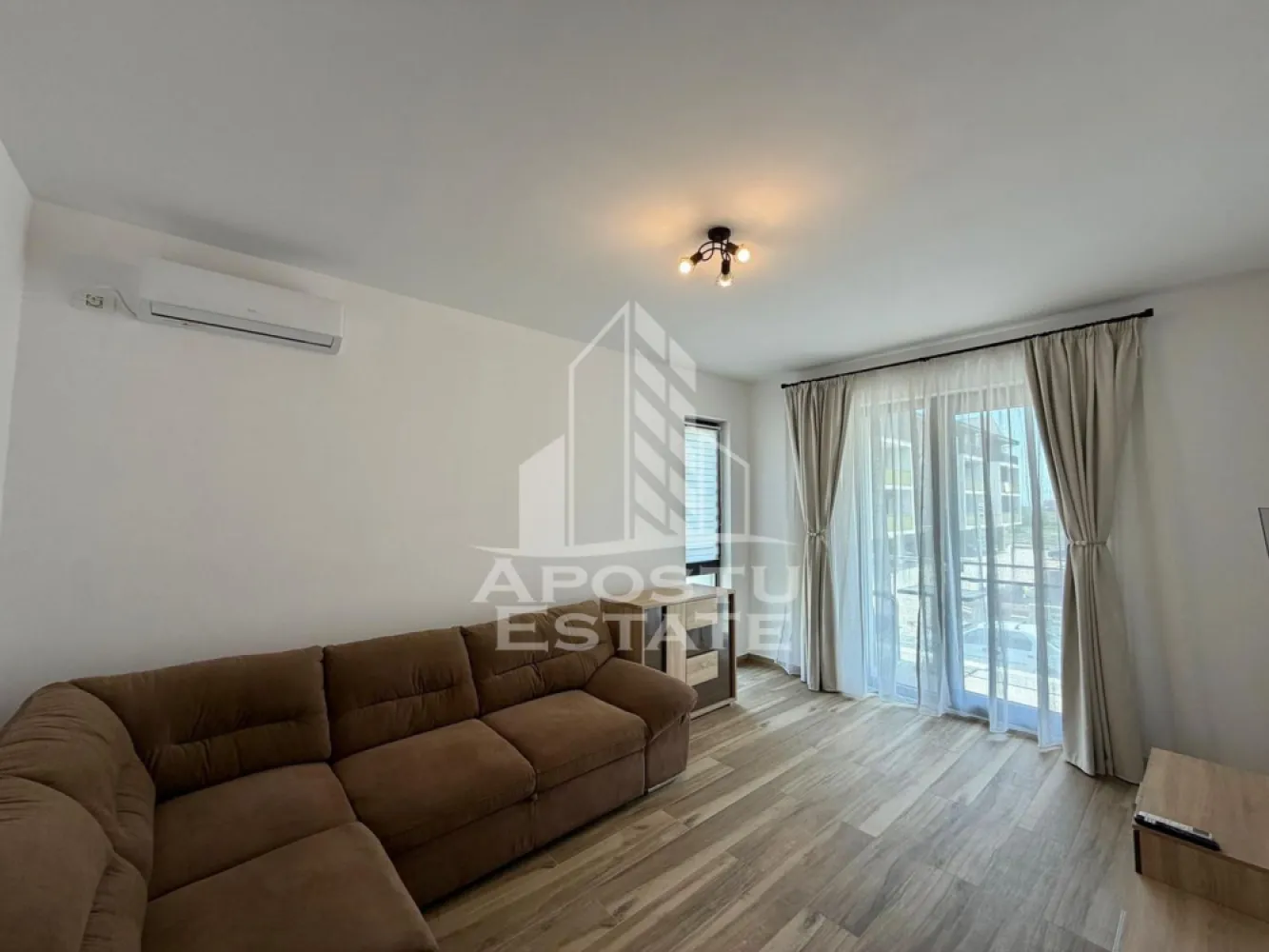 Apartament cu 2 camere de inchiriat, petfriendly,loc de parcare, Giroc - Agentia imobiliara APOSTU ESTATE va propune spre inchiriere un apartament cu 2 camere spatios si luminos, situat in Giroc, proximitatea strazii Neptun, potrivit pentru persoane singure, cupluri sau familii la inceput de drum care isi doresc o locuinta confortabila si primitoare
Suprafata utila: 50 mp
Etaj: 1

Compartimentare eficienta:
-Hol de acces
-Bucatarie inchisa complet mobilata si utilata, cu loc de luat masa
-Living luminos si spatios
-Dormitor complet mobilat si utilat
-Baie prevazuta cu cabina de dus si geam la baie pentru ventilatie naturala

Confort si facilitati:
-Loc de parcare inclus in pret
-Masina de spalat rufe
-Aer conditionat
-Balcon 7 mp
-Incalzirea apartamentului: centrala proprie (incalzire prin pardoseala)
-Se accepta animale de companie talie mica de catre proprietar

Localizare:
-Timis, Giroc- proximitatea strazii Neptun
Ideal pentru:
-Persoane singure
-Cupluri
-Familii la inceput de drum

Disponibilitate: imediata
Pret chirie lunara: 450 EURO 
Programeaza o vizionare pentru a-ti putea imagina viitorul aici!
ID intern: CP3188749