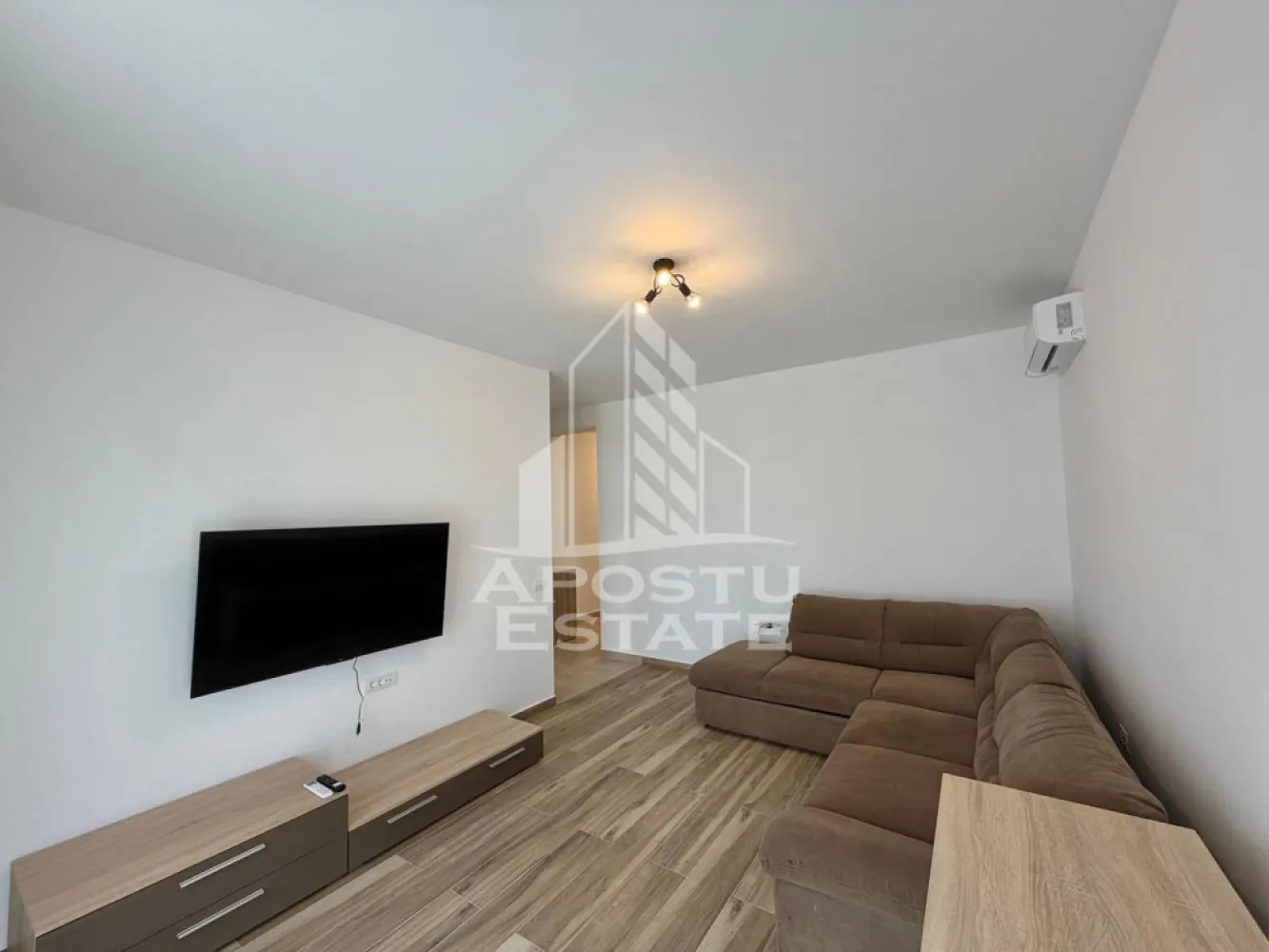 Apartament cu 2 camere de inchiriat, petfriendly,loc de parcare, Giroc - Agentia imobiliara APOSTU ESTATE va propune spre inchiriere un apartament cu 2 camere spatios si luminos, situat in Giroc, proximitatea strazii Neptun, potrivit pentru persoane singure, cupluri sau familii la inceput de drum care isi doresc o locuinta confortabila si primitoare
Suprafata utila: 50 mp
Etaj: 1

Compartimentare eficienta:
-Hol de acces
-Bucatarie inchisa complet mobilata si utilata, cu loc de luat masa
-Living luminos si spatios
-Dormitor complet mobilat si utilat
-Baie prevazuta cu cabina de dus si geam la baie pentru ventilatie naturala

Confort si facilitati:
-Loc de parcare inclus in pret
-Masina de spalat rufe
-Aer conditionat
-Balcon 7 mp
-Incalzirea apartamentului: centrala proprie (incalzire prin pardoseala)
-Se accepta animale de companie talie mica de catre proprietar

Localizare:
-Timis, Giroc- proximitatea strazii Neptun
Ideal pentru:
-Persoane singure
-Cupluri
-Familii la inceput de drum

Disponibilitate: imediata
Pret chirie lunara: 450 EURO 
Programeaza o vizionare pentru a-ti putea imagina viitorul aici!
ID intern: CP3188749