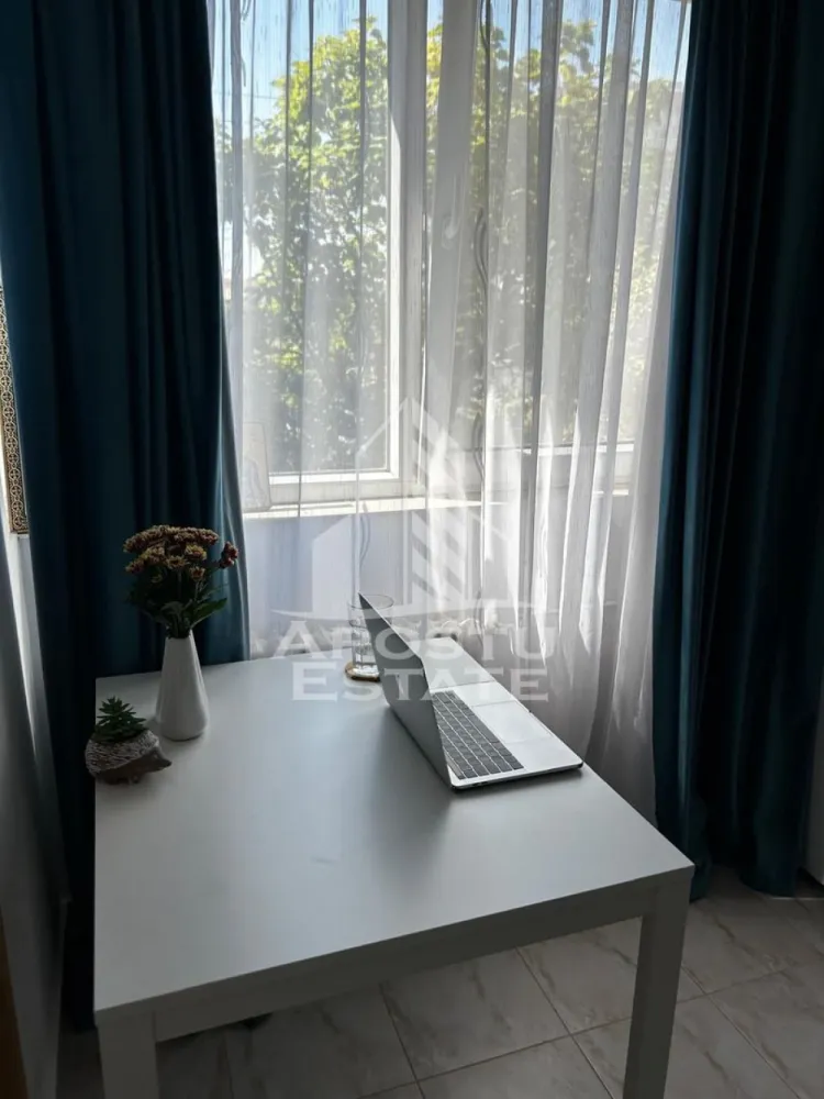 Garsoniera de inchiriat , Zona Soarelui , Timisoara - Agentia imobiliara APOSTU ESTATE va propune spre inchiriere o garsoniera , aranjata modern , situata in zona Soarelui , o zona linistita si bine pozitionata din Timisoara, potrivit pentru cupluri, sau o studenta care isi doresc o locuinta unde sa se simta confortabil si cu acces facil catre scoli, statii de autobuz, supermarketuri , magazine de zona, parcuri.

Suprafata utila: 18 mp
Compartimentare eficienta:
-Bucatarie mobilata si utilata
-Dormitor mobilat si utilat
-Baie prevazuta cu dus 

Confort si facilitati:
-Incalzirea apartamentului: colterm- cheltuieli reduse 
-Apartamentul este complet mobilat si utilat de către proprietar 
Localizare:
-Timis,Timisoara, zona Soarelui -la doar 5 minute de Complexul Studențesc – acces facil spre magazine, supermarketul Lidl, scoli, parcuri si mijloace de transport in comun.

Ideal pentru:
-Cupluri
-Studente

Pret chirie lunara: 300 euro
Programeaza o vizionare pentru a-ti putea imagina viitorul aici!
ID intern: CP3188764