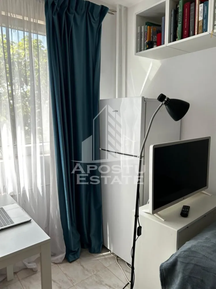 Garsoniera de inchiriat , Zona Soarelui , Timisoara - Agentia imobiliara APOSTU ESTATE va propune spre inchiriere o garsoniera , aranjata modern , situata in zona Soarelui , o zona linistita si bine pozitionata din Timisoara, potrivit pentru cupluri, sau o studenta care isi doresc o locuinta unde sa se simta confortabil si cu acces facil catre scoli, statii de autobuz, supermarketuri , magazine de zona, parcuri.

Suprafata utila: 18 mp
Compartimentare eficienta:
-Bucatarie mobilata si utilata
-Dormitor mobilat si utilat
-Baie prevazuta cu dus 

Confort si facilitati:
-Incalzirea apartamentului: colterm- cheltuieli reduse 
-Apartamentul este complet mobilat si utilat de către proprietar 
Localizare:
-Timis,Timisoara, zona Soarelui -la doar 5 minute de Complexul Studențesc – acces facil spre magazine, supermarketul Lidl, scoli, parcuri si mijloace de transport in comun.

Ideal pentru:
-Cupluri
-Studente

Pret chirie lunara: 300 euro
Programeaza o vizionare pentru a-ti putea imagina viitorul aici!
ID intern: CP3188764