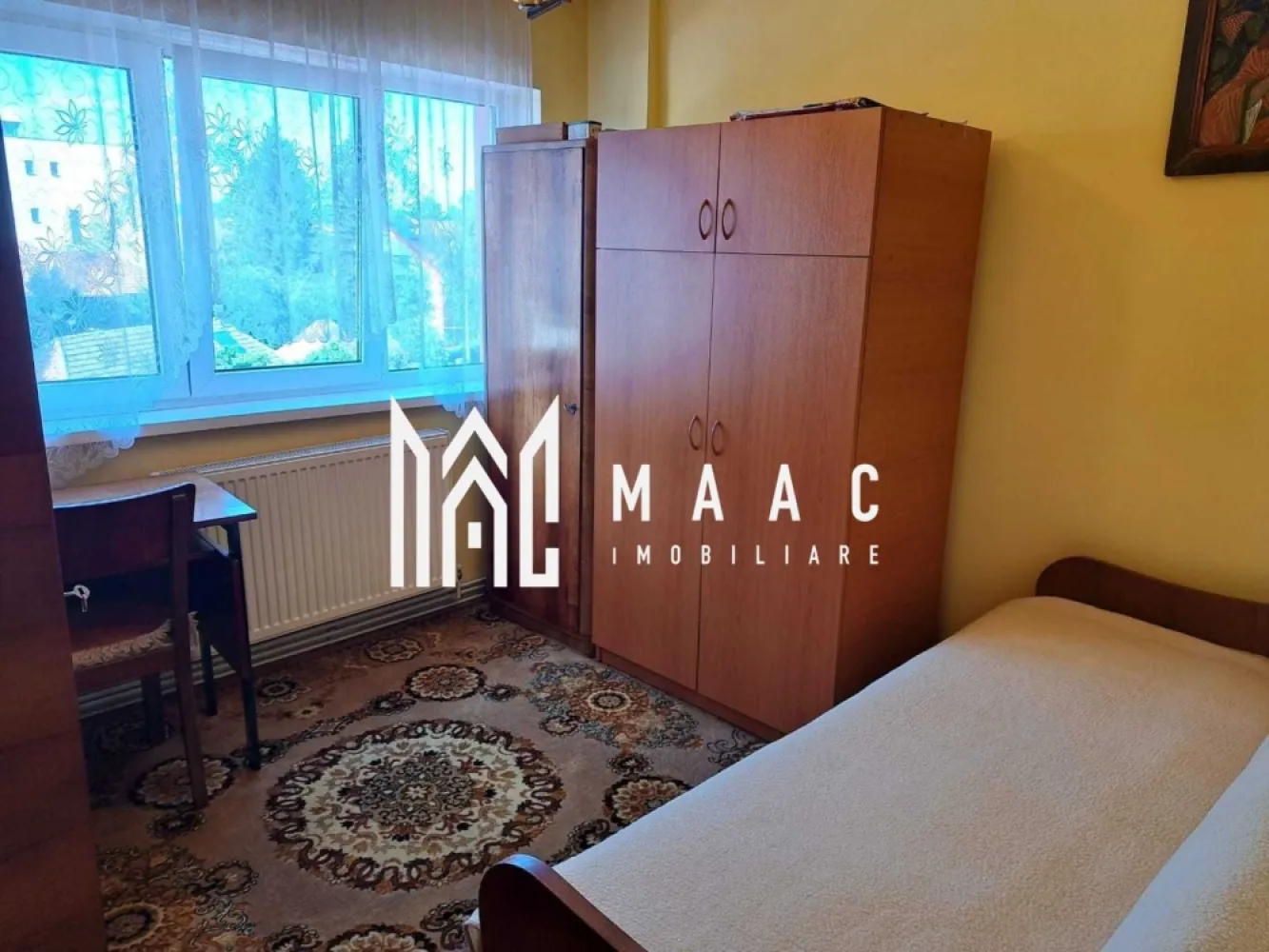 Apartament de vanzare Sibiu 2 camere | Calea Dumbravii | 43 mp, balcon - Apartament de vânzare în Sibiu, zona Calea Dumbrăvii, cu 2 camere decomandate, 43 mp utili și balcon închis, potrivit pentru locuire imediată.

Detalii proprietate:
• Suprafață utilă: 43 mp
• Suprafață construită: 52 mp
• Compartimentare: 2 camere decomandate
• Etaj 3 din 4
• Imobil construit în anul 1983
• Stare interioară: bună
• Bloc izolat termic
• Complet mobilat și utilat
• Centrală termică proprie
• Balcon închis și amenajat
• Pivniță inclusă
• Compartimentare interioară: hol de acces, hol, living, dormitor, bucătărie, baie, balcon închis
• Dotări menționate în prezentare: aragaz, frigider, mașină de spălat, televizor, parchet din lemn, gresie și faianță

Apartamentul este situat în zona Calea Dumbrăvii din Sibiu, cu acces facil către punctele de interes ale orașului. Poziționarea la etaj intermediar și dotările deja existente îl fac o opțiune practică pentru cei care caută un apartament bine întreținut într-o zonă cunoscută.

Pentru mai multe detalii și pentru programarea unei vizionări, contactați echipa MAAC Imobiliare și menționați Cod anunț CP3184881.