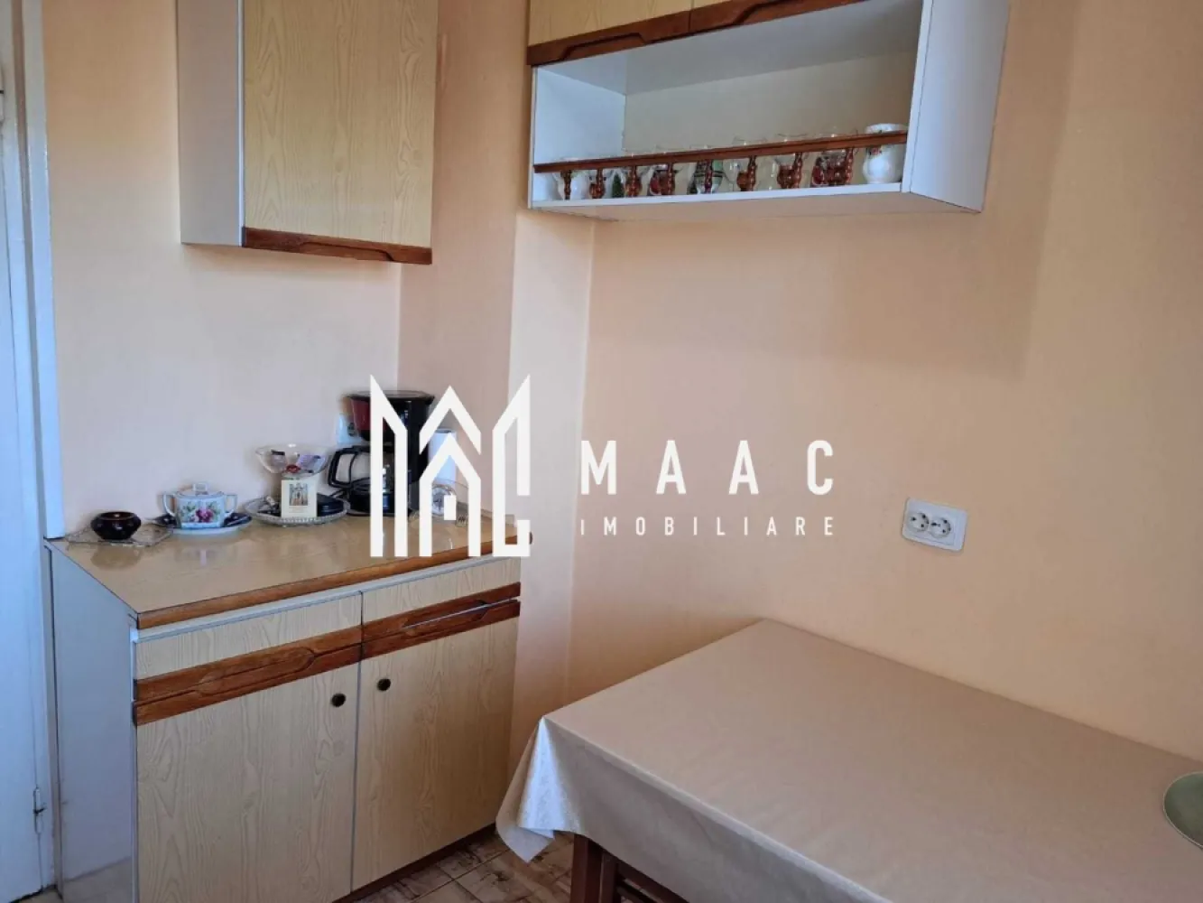 Apartament de vanzare Sibiu 2 camere | Calea Dumbravii | 43 mp, balcon - Apartament de vânzare în Sibiu, zona Calea Dumbrăvii, cu 2 camere decomandate, 43 mp utili și balcon închis, potrivit pentru locuire imediată.

Detalii proprietate:
• Suprafață utilă: 43 mp
• Suprafață construită: 52 mp
• Compartimentare: 2 camere decomandate
• Etaj 3 din 4
• Imobil construit în anul 1983
• Stare interioară: bună
• Bloc izolat termic
• Complet mobilat și utilat
• Centrală termică proprie
• Balcon închis și amenajat
• Pivniță inclusă
• Compartimentare interioară: hol de acces, hol, living, dormitor, bucătărie, baie, balcon închis
• Dotări menționate în prezentare: aragaz, frigider, mașină de spălat, televizor, parchet din lemn, gresie și faianță

Apartamentul este situat în zona Calea Dumbrăvii din Sibiu, cu acces facil către punctele de interes ale orașului. Poziționarea la etaj intermediar și dotările deja existente îl fac o opțiune practică pentru cei care caută un apartament bine întreținut într-o zonă cunoscută.

Pentru mai multe detalii și pentru programarea unei vizionări, contactați echipa MAAC Imobiliare și menționați Cod anunț CP3184881.