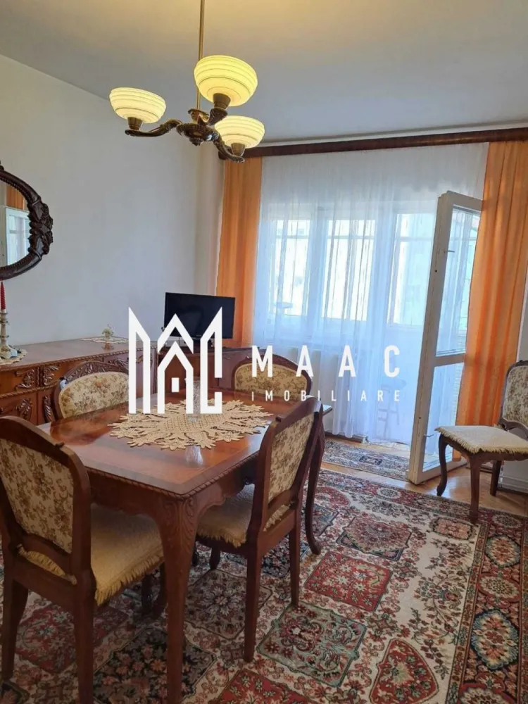 Apartament de vanzare Sibiu 2 camere | Calea Dumbravii | 43 mp, balcon - Apartament de vânzare în Sibiu, zona Calea Dumbrăvii, cu 2 camere decomandate, 43 mp utili și balcon închis, potrivit pentru locuire imediată.

Detalii proprietate:
• Suprafață utilă: 43 mp
• Suprafață construită: 52 mp
• Compartimentare: 2 camere decomandate
• Etaj 3 din 4
• Imobil construit în anul 1983
• Stare interioară: bună
• Bloc izolat termic
• Complet mobilat și utilat
• Centrală termică proprie
• Balcon închis și amenajat
• Pivniță inclusă
• Compartimentare interioară: hol de acces, hol, living, dormitor, bucătărie, baie, balcon închis
• Dotări menționate în prezentare: aragaz, frigider, mașină de spălat, televizor, parchet din lemn, gresie și faianță

Apartamentul este situat în zona Calea Dumbrăvii din Sibiu, cu acces facil către punctele de interes ale orașului. Poziționarea la etaj intermediar și dotările deja existente îl fac o opțiune practică pentru cei care caută un apartament bine întreținut într-o zonă cunoscută.

Pentru mai multe detalii și pentru programarea unei vizionări, contactați echipa MAAC Imobiliare și menționați Cod anunț CP3184881.
